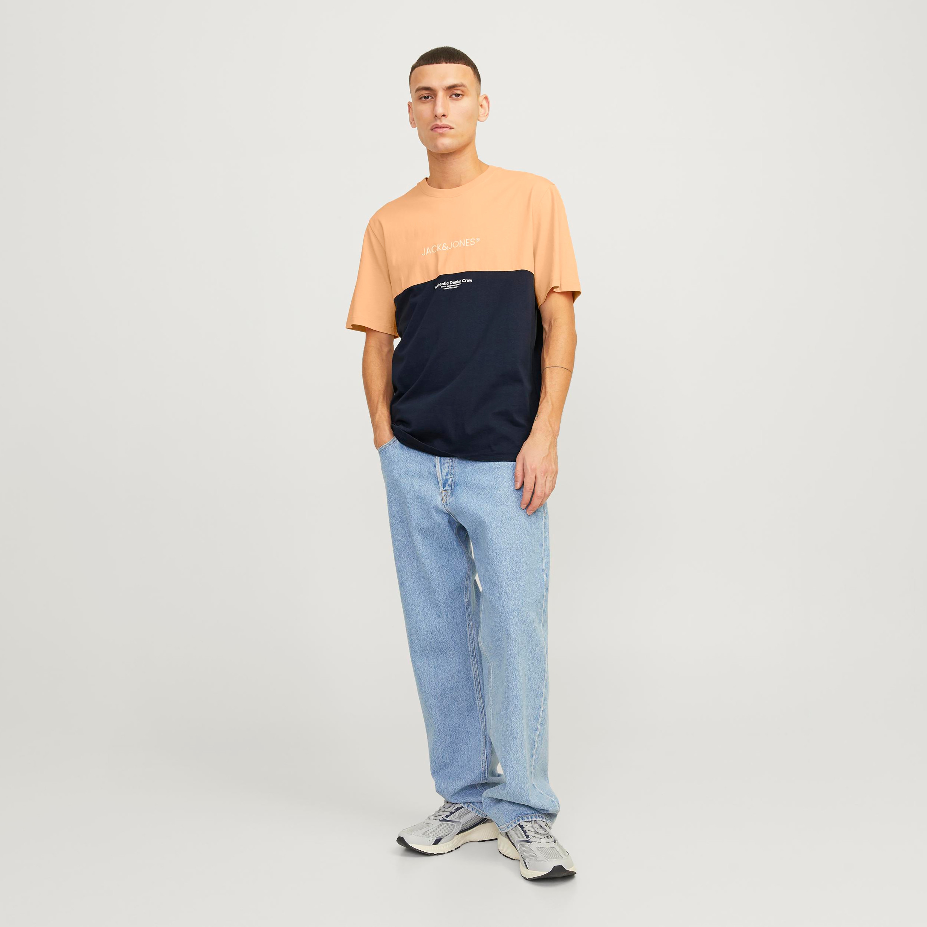تي شيرت من جاك آند جونز بأكمام قصيرة و ياقة مستديرة مع كلر بلوك-men-clothing-tshirtsandpolos-tshirts-image-14