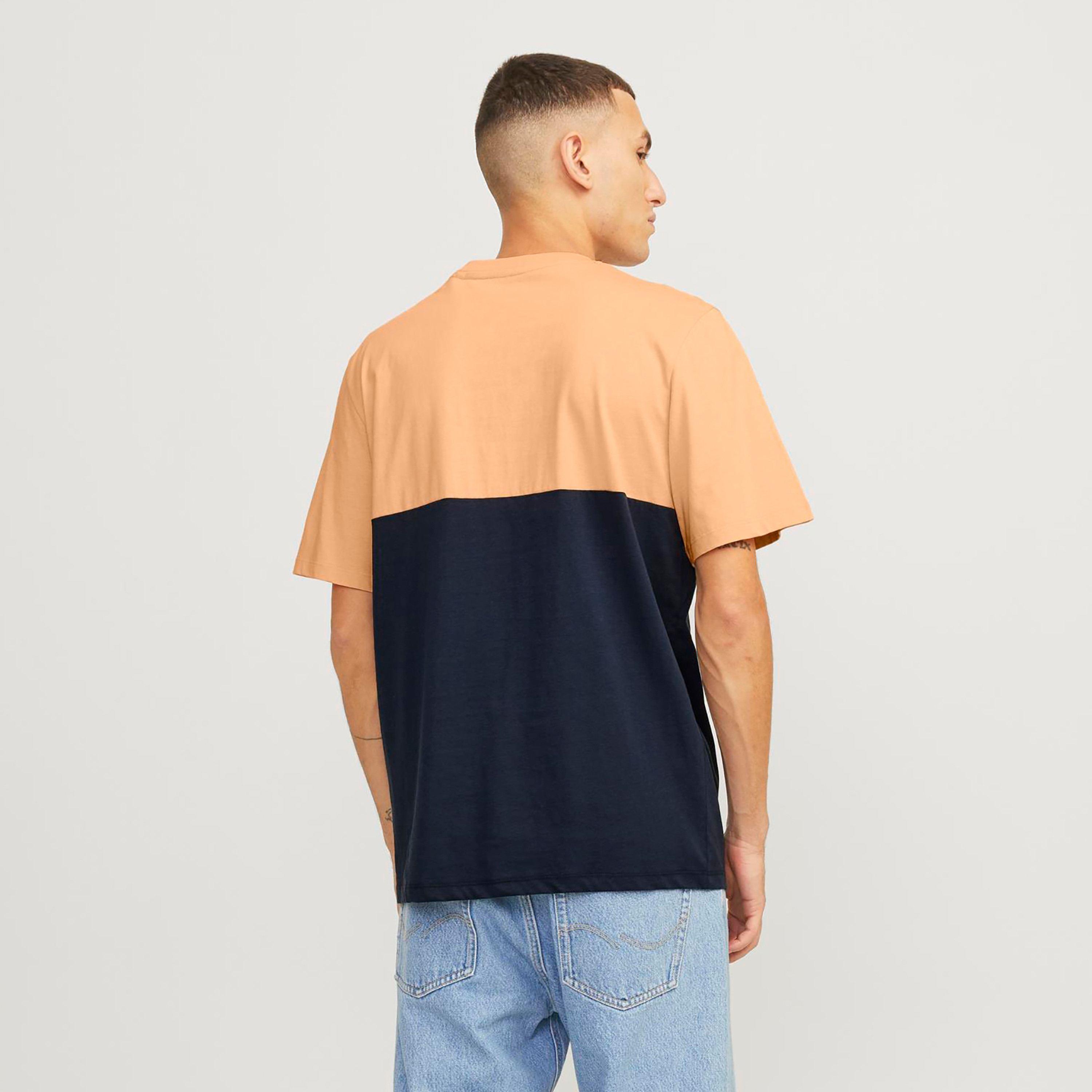 تي شيرت من جاك آند جونز بأكمام قصيرة و ياقة مستديرة مع كلر بلوك-men-clothing-tshirtsandpolos-tshirts-image-16