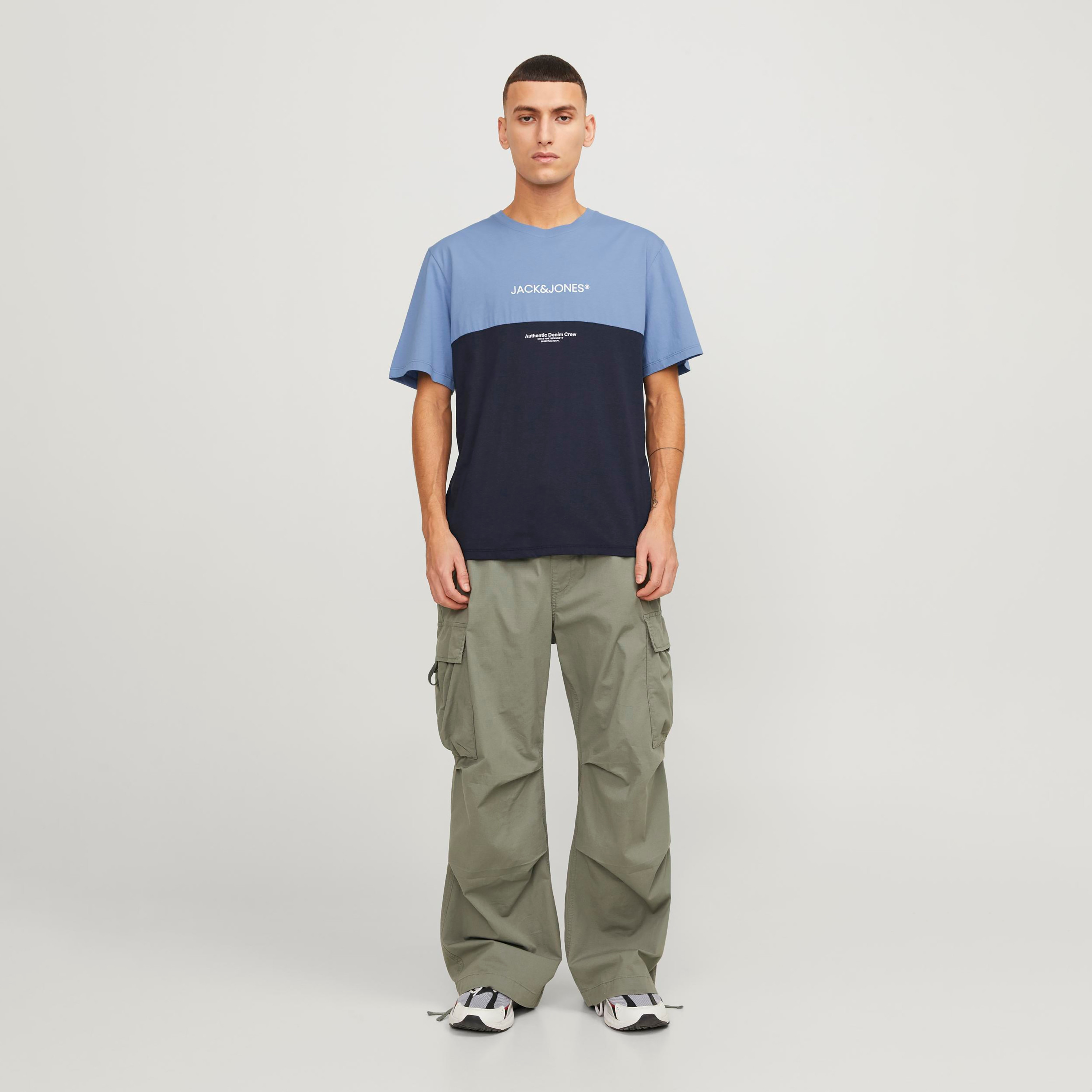 تي شيرت من جاك آند جونز بأكمام قصيرة و ياقة مستديرة مع كلر بلوك-men-clothing-tshirtsandpolos-tshirts-image-6