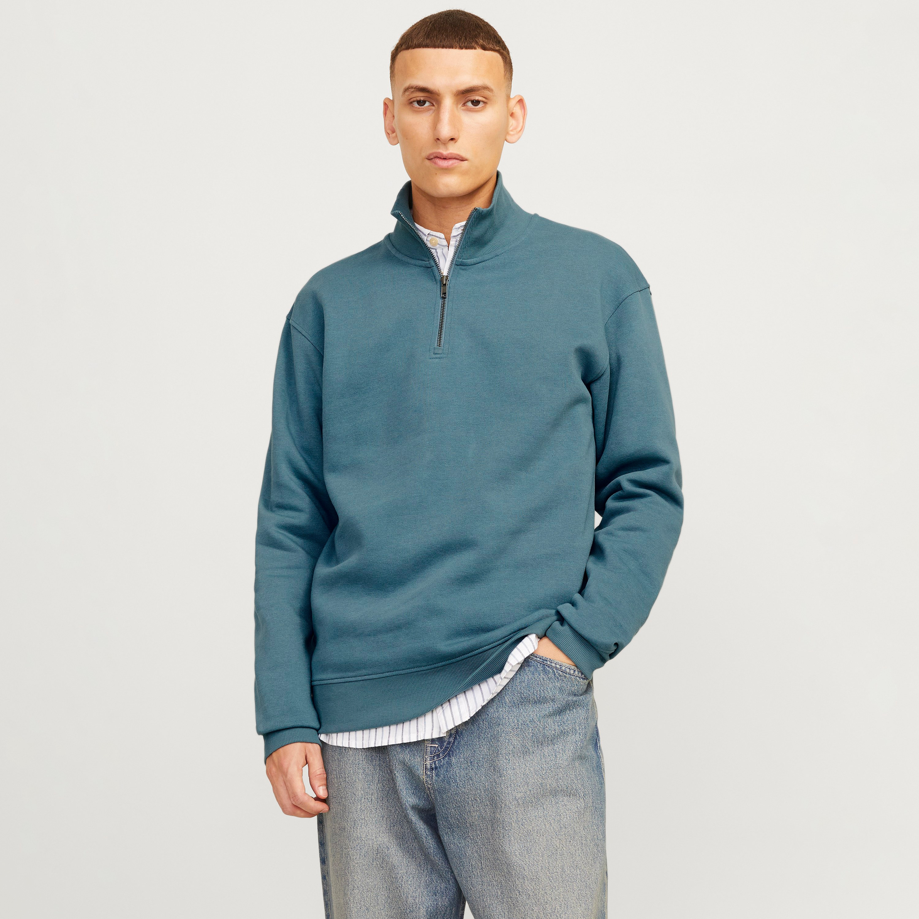 سويت شيرت سادة بياقة عالية وأكمام طويلة للرجال من جاك آند جونز-men-clothing-hoodiesandsweatshirts-image-5