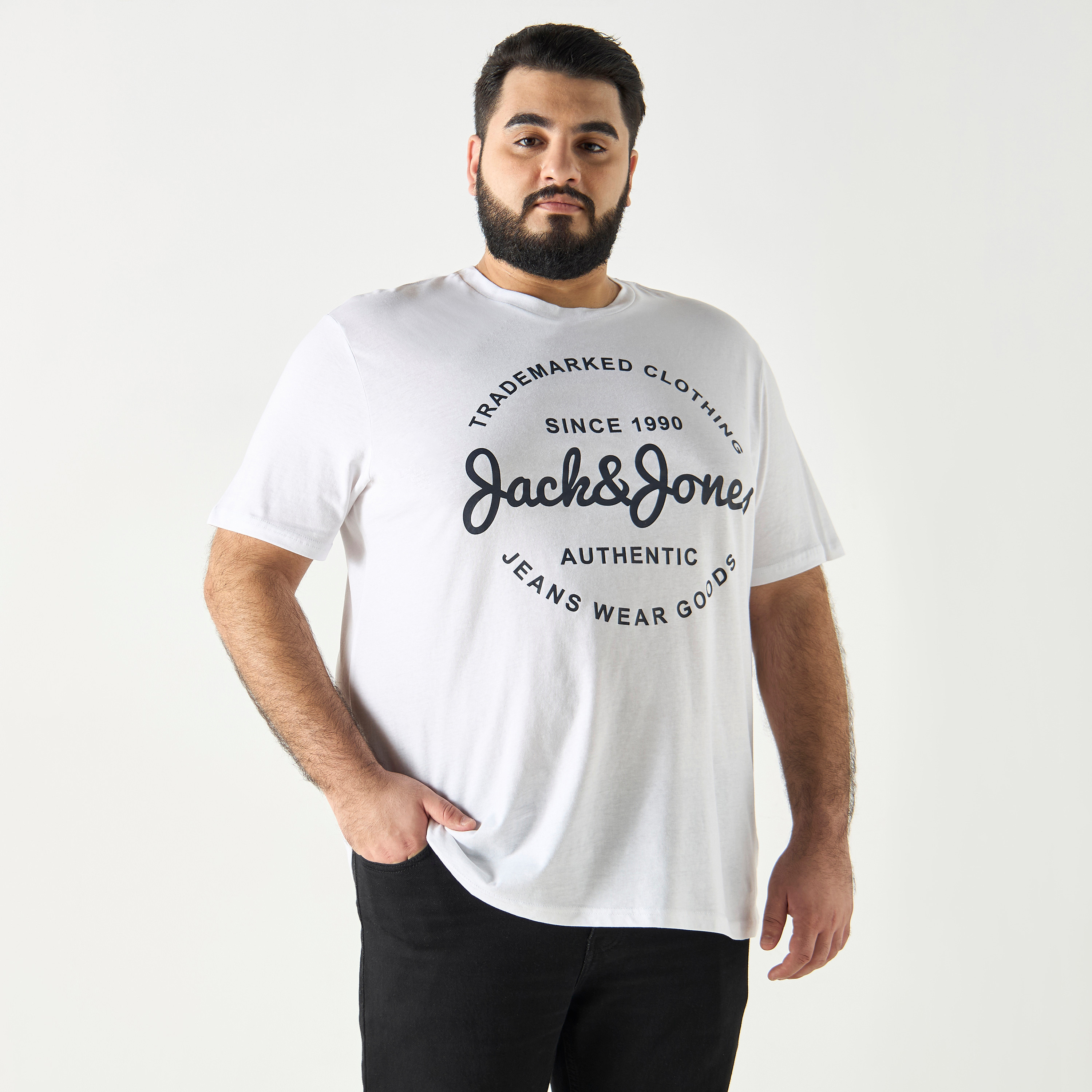 تيشيرت بأكمام قصيرة وياقة دائرية وشعار ذو بلس سايز من جاك آند جونز-men-clothing-tshirtsandpolos-tshirts-image-2