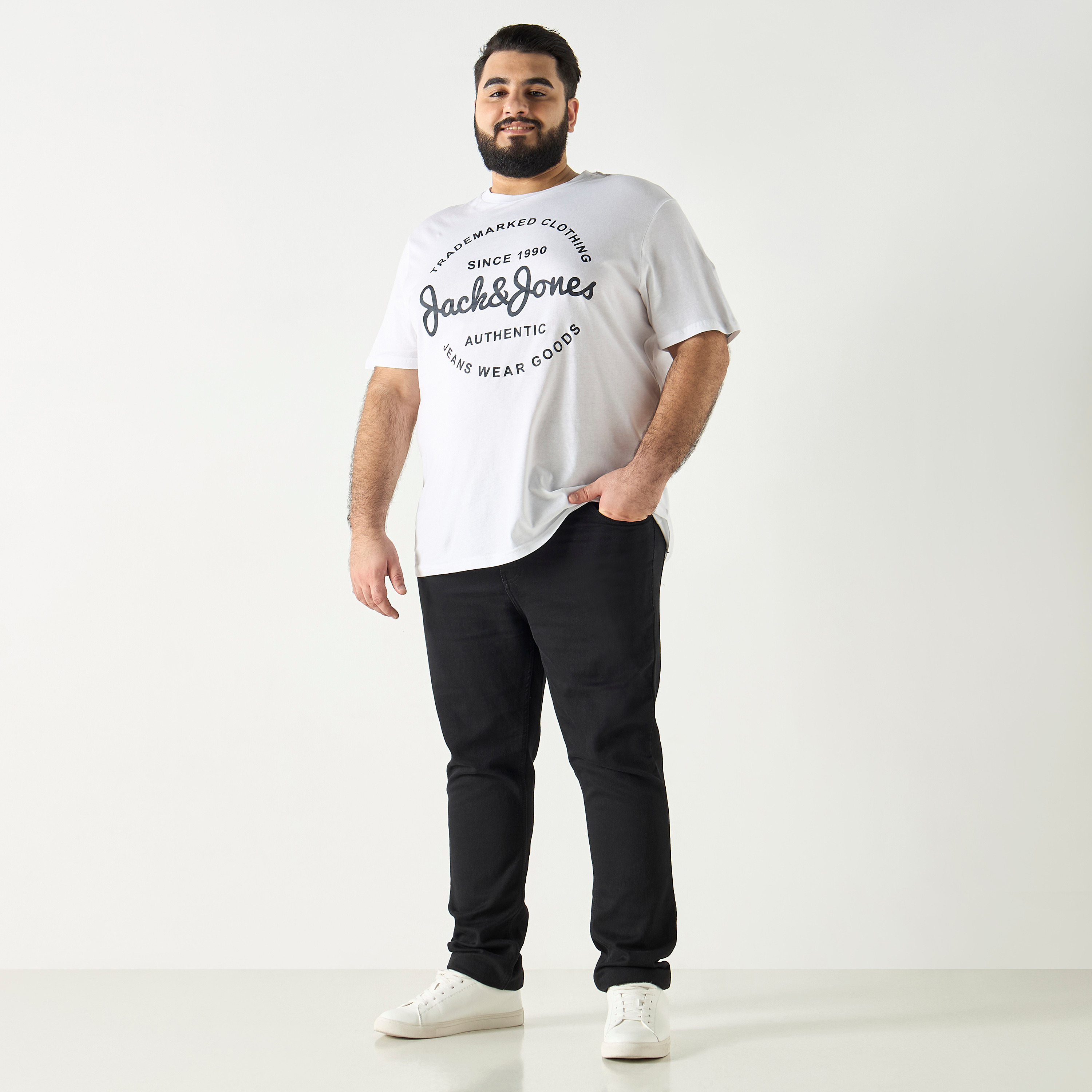 تيشيرت بأكمام قصيرة وياقة دائرية وشعار ذو بلس سايز من جاك آند جونز-men-clothing-tshirtsandpolos-tshirts-image-3