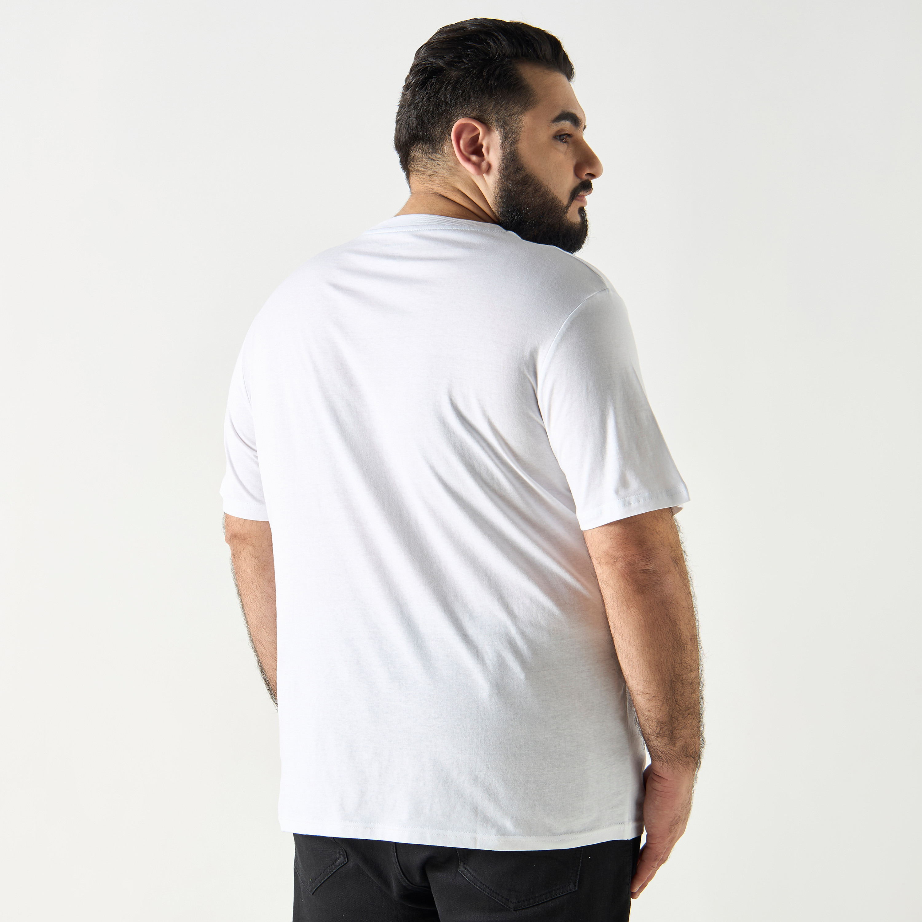 تيشيرت بأكمام قصيرة وياقة دائرية وشعار ذو بلس سايز من جاك آند جونز-men-clothing-tshirtsandpolos-tshirts-image-4
