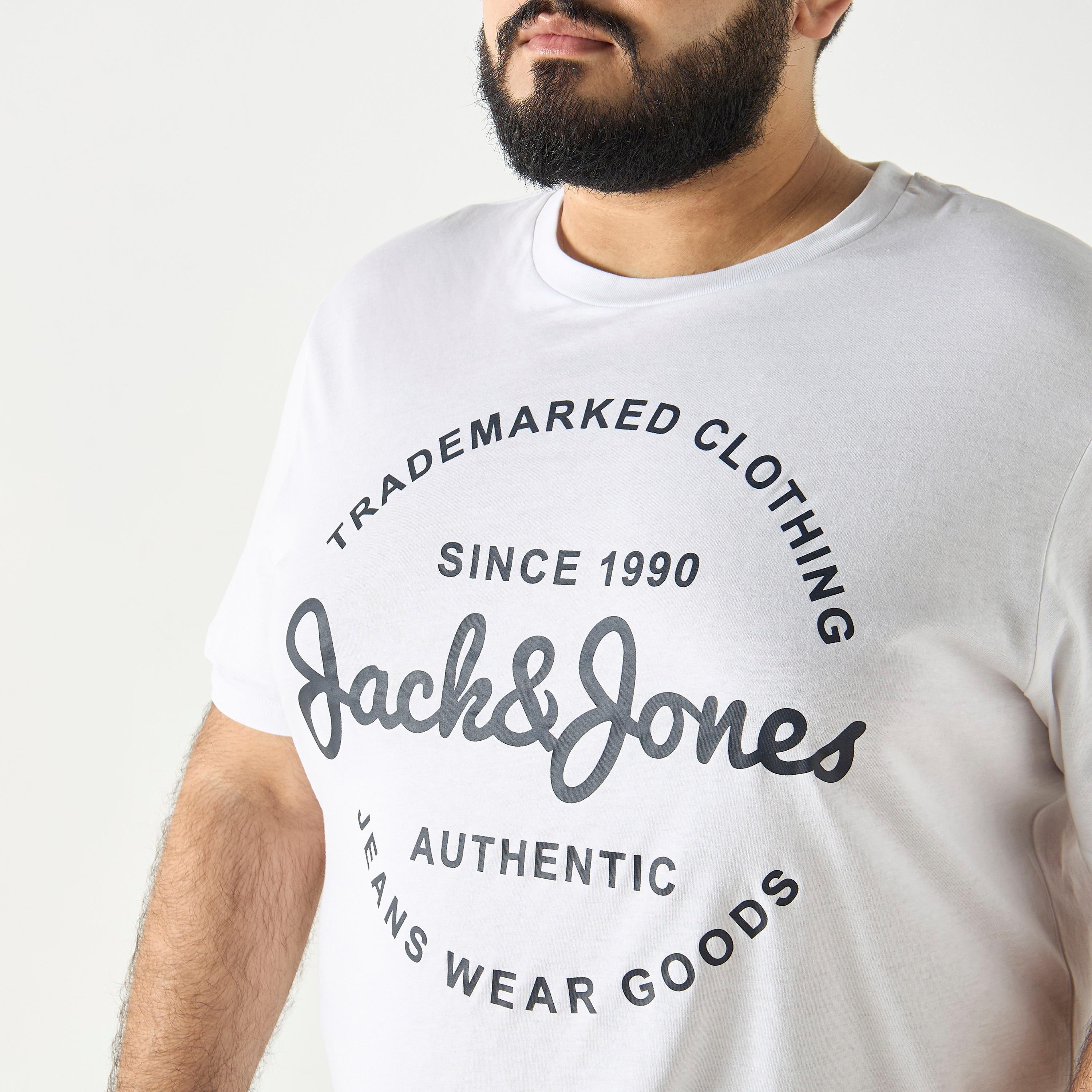 تيشيرت بأكمام قصيرة وياقة دائرية وشعار ذو بلس سايز من جاك آند جونز-men-clothing-tshirtsandpolos-tshirts-image-5