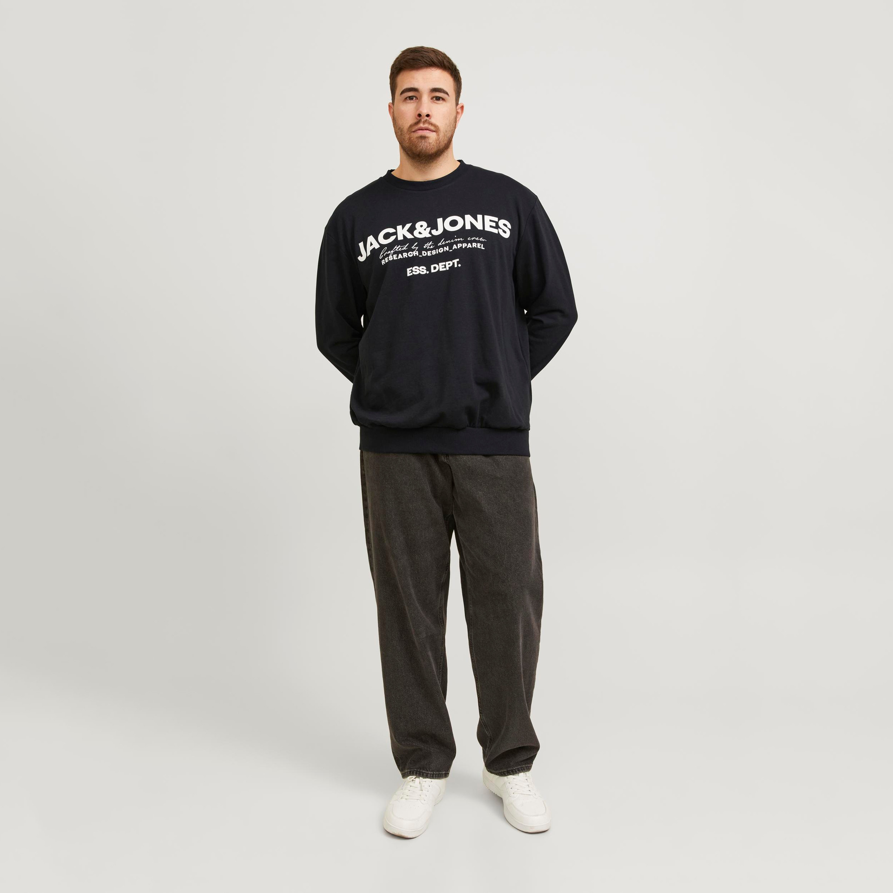 سويت شيرت من جاك آند جونز بأكمام طويلة وياقة دائرية ذو طبعة شعار بمقاس كبير-men-winterwear-hoodiesandsweatshirts-image-2