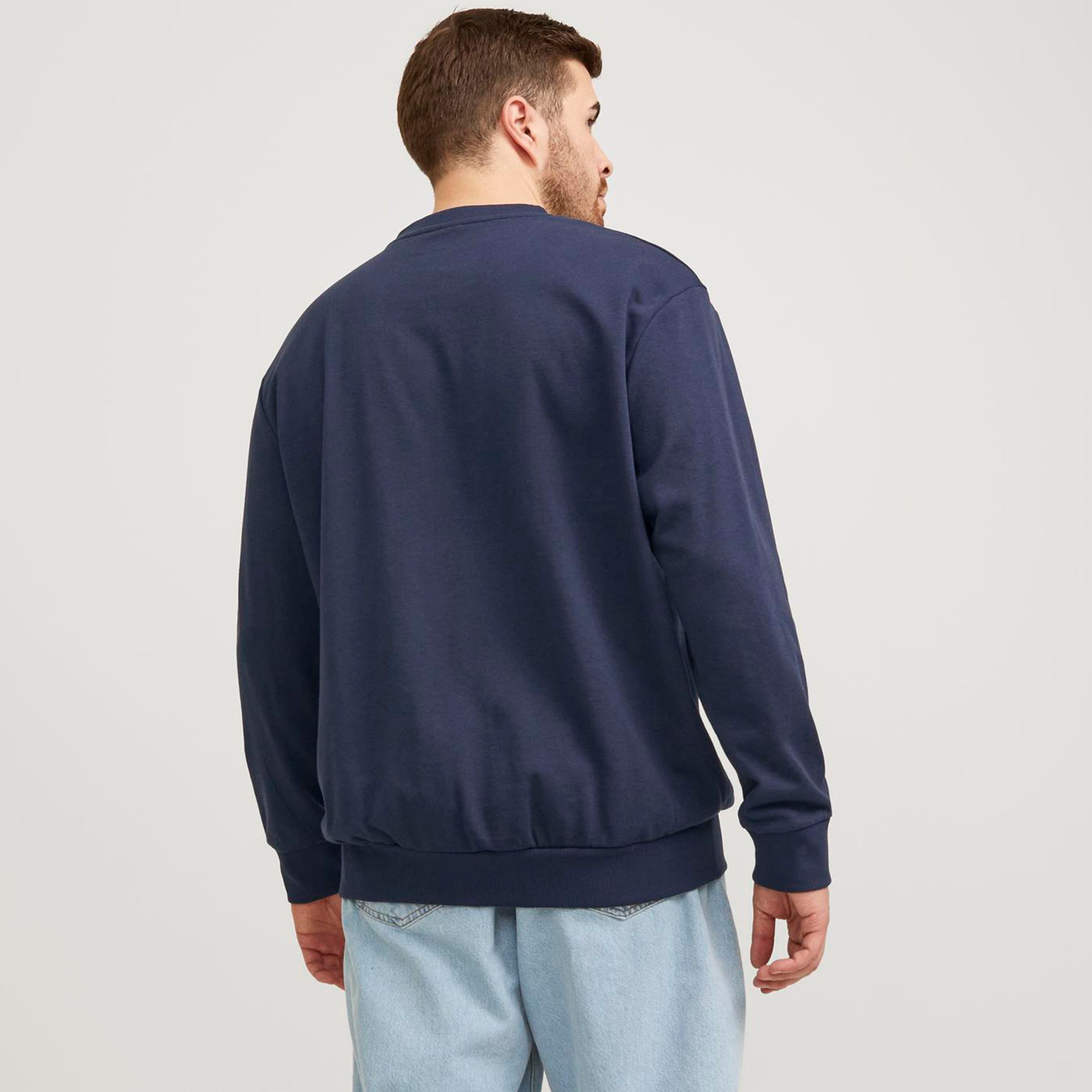 سويت شيرت من جاك آند جونز بأكمام طويلة وياقة دائرية ذو طبعة شعار بمقاس كبير-men-winterwear-hoodiesandsweatshirts-image-8