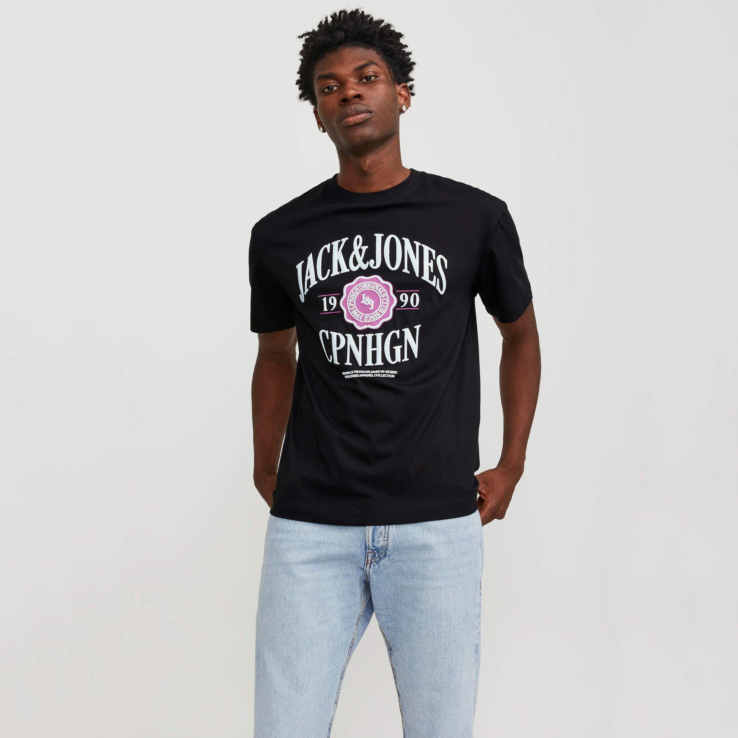 تيشيرت بأكمام قصيرة وياقة دائرية وشعار من جاك آند جونز-men-clothing-tshirtsandpolos-tshirts-image-1