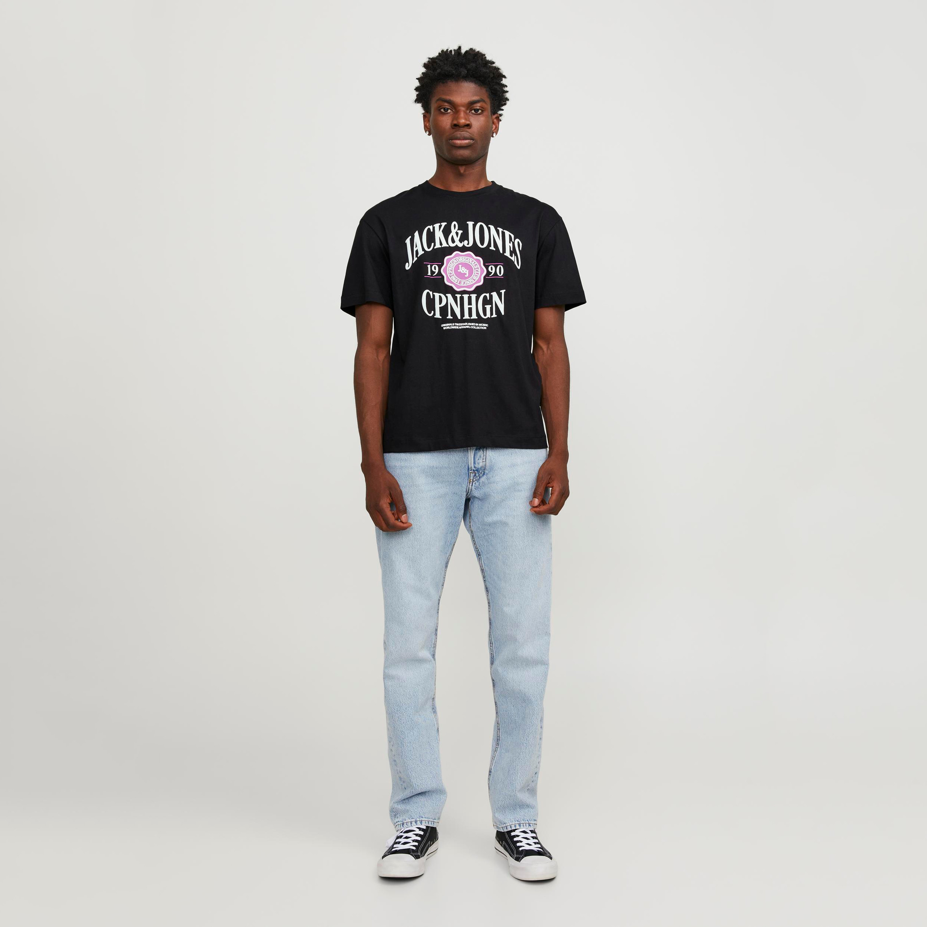 تيشيرت بأكمام قصيرة وياقة دائرية وشعار من جاك آند جونز-men-clothing-tshirtsandpolos-tshirts-image-2