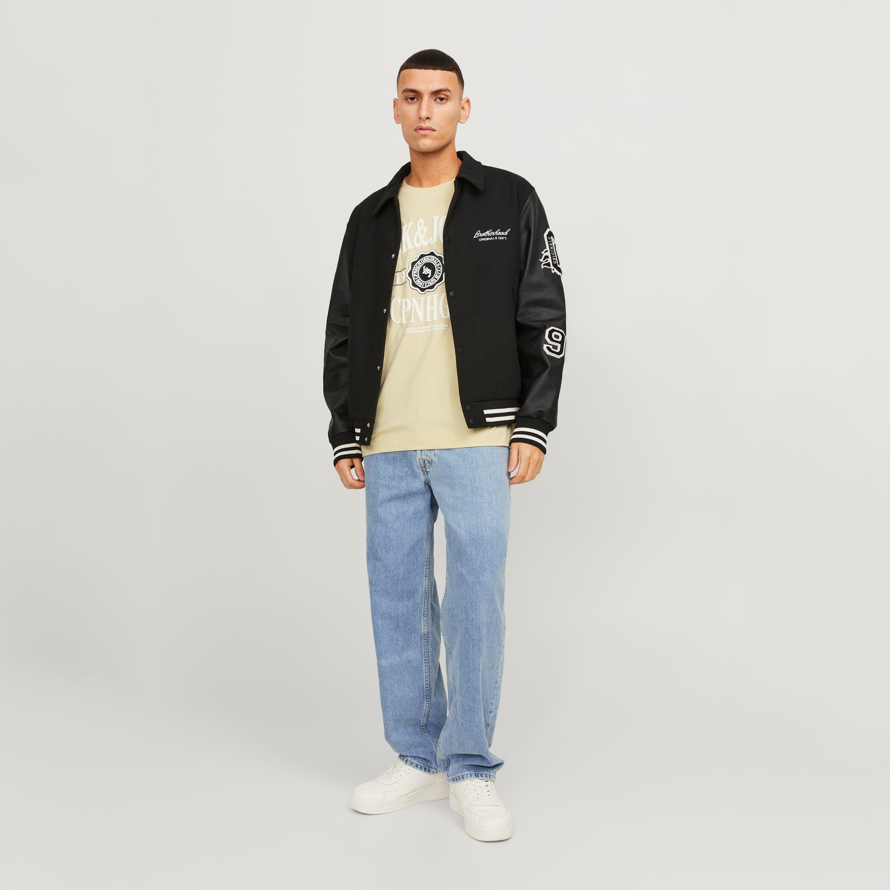 تيشيرت بأكمام قصيرة وياقة دائرية وشعار من جاك آند جونز-men-clothing-tshirtsandpolos-tshirts-image-6