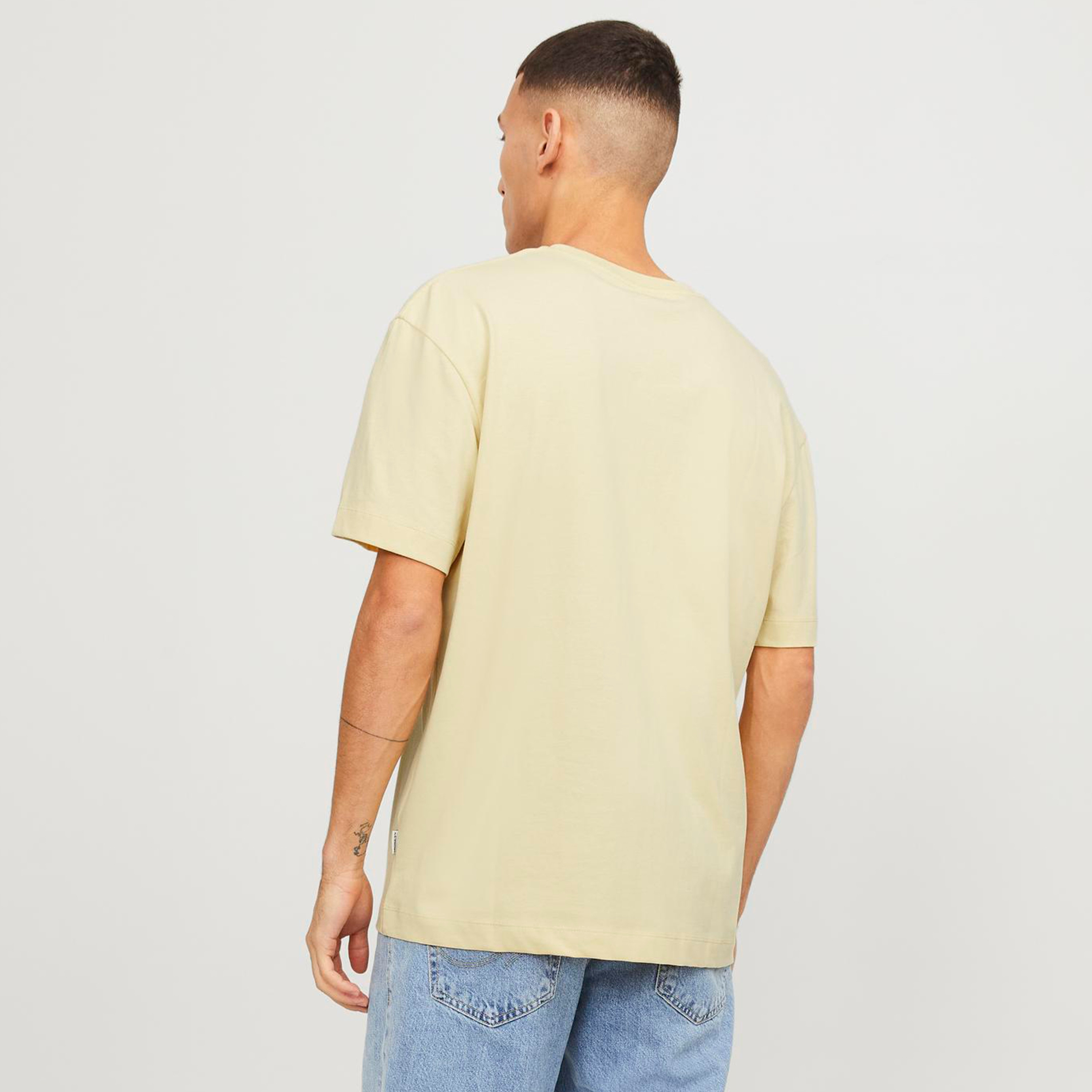 تيشيرت بأكمام قصيرة وياقة دائرية وشعار من جاك آند جونز-men-clothing-tshirtsandpolos-tshirts-image-8