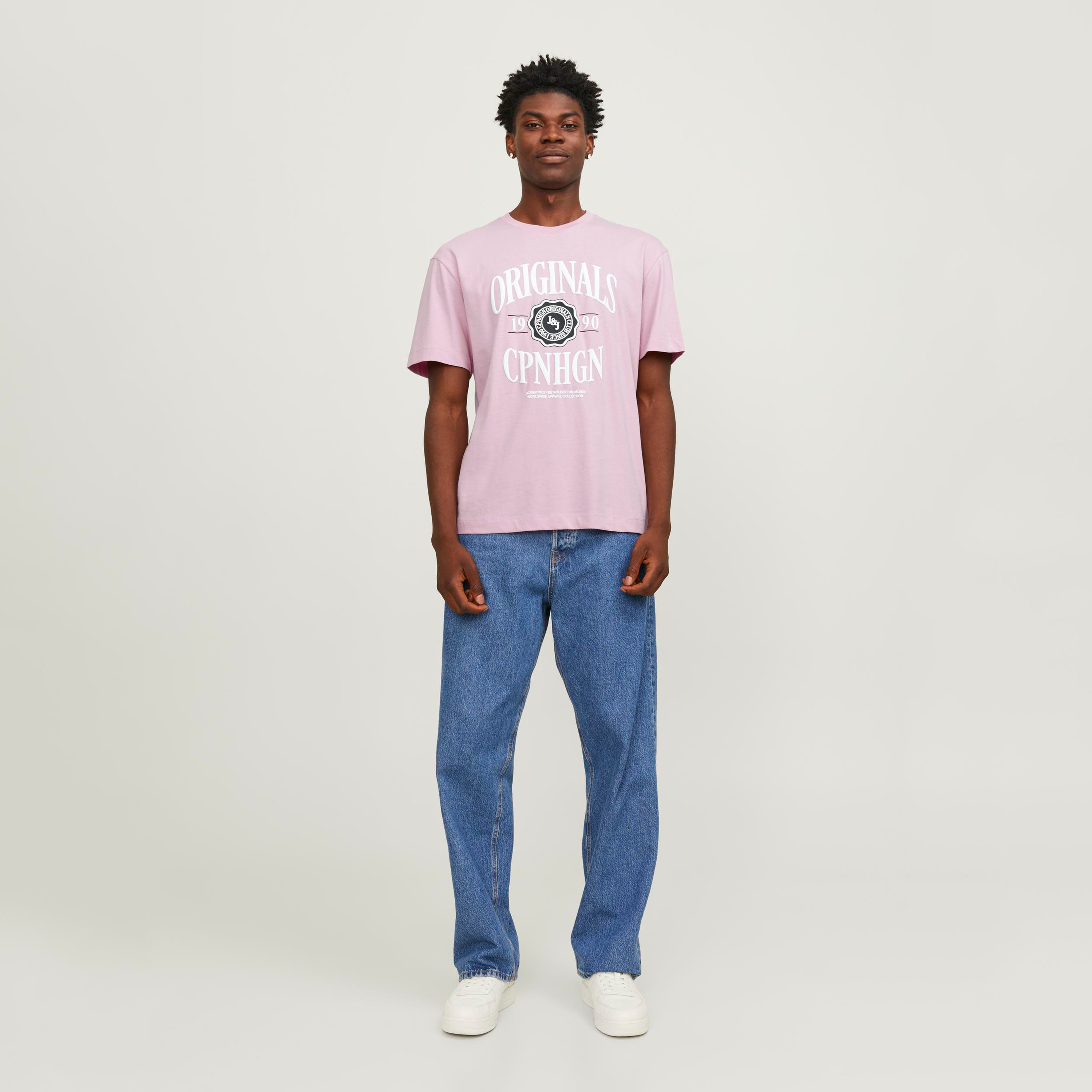 تيشيرت بأكمام قصيرة وياقة دائرية وشعار من جاك آند جونز-men-clothing-tshirtsandpolos-tshirts-image-10