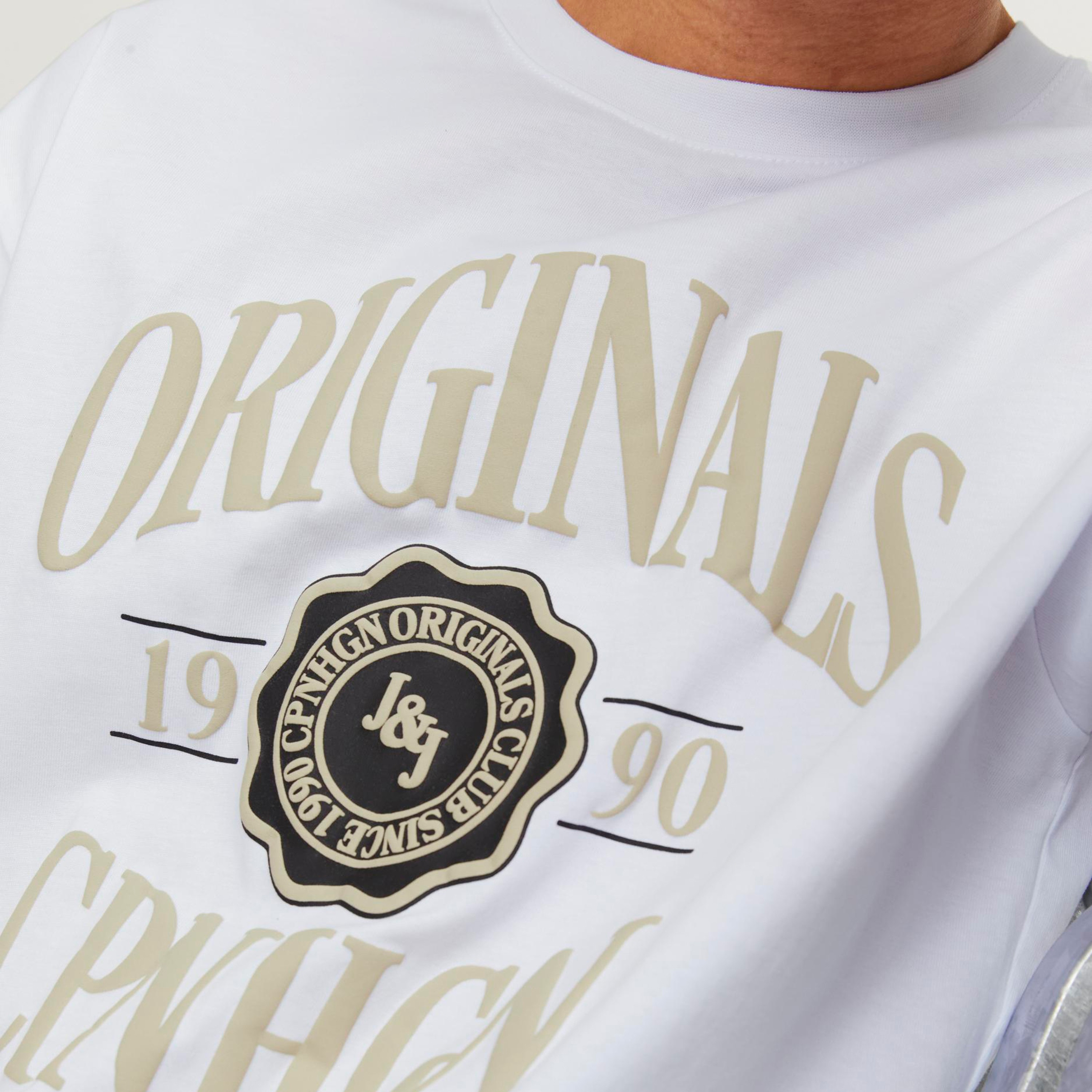 تيشيرت بأكمام قصيرة وياقة دائرية وشعار من جاك آند جونز-men-clothing-tshirtsandpolos-tshirts-image-15