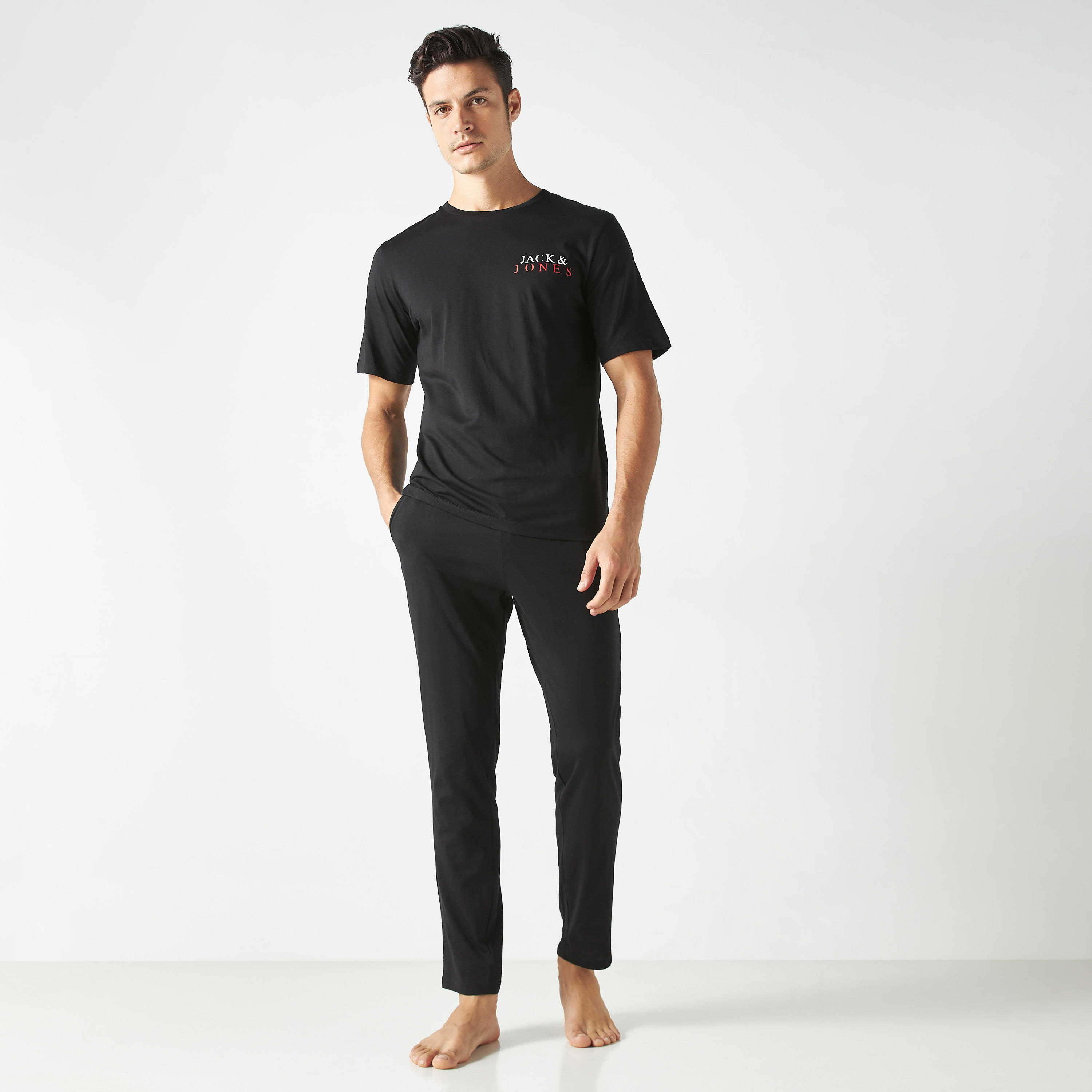 طقم ملابس مريحة من جاك آند جونز مكون من تي شيرت وبيجامة-men-clothing-nightwear-sets-image-1