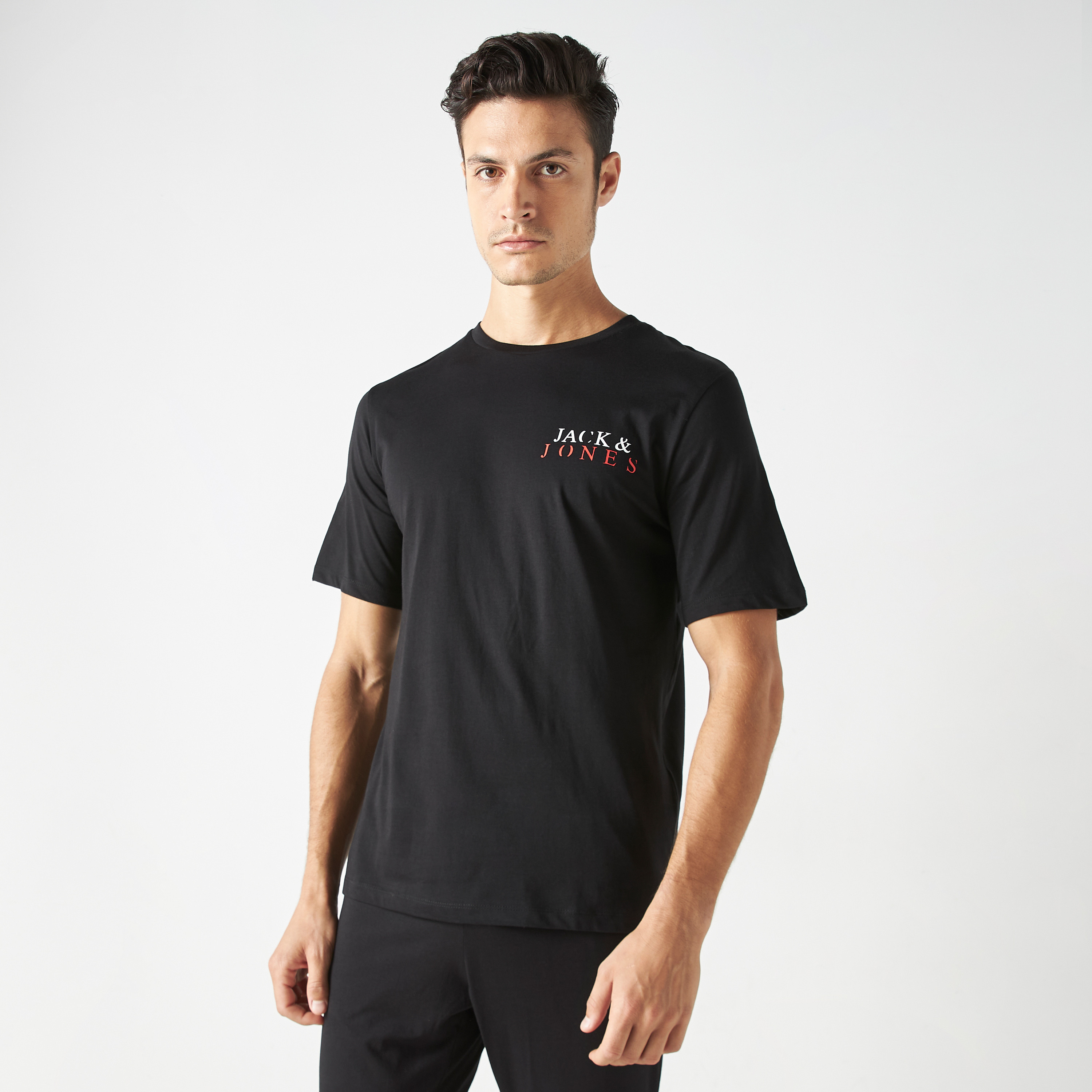 طقم ملابس مريحة من جاك آند جونز مكون من تي شيرت وبيجامة-men-clothing-nightwear-sets-image-2