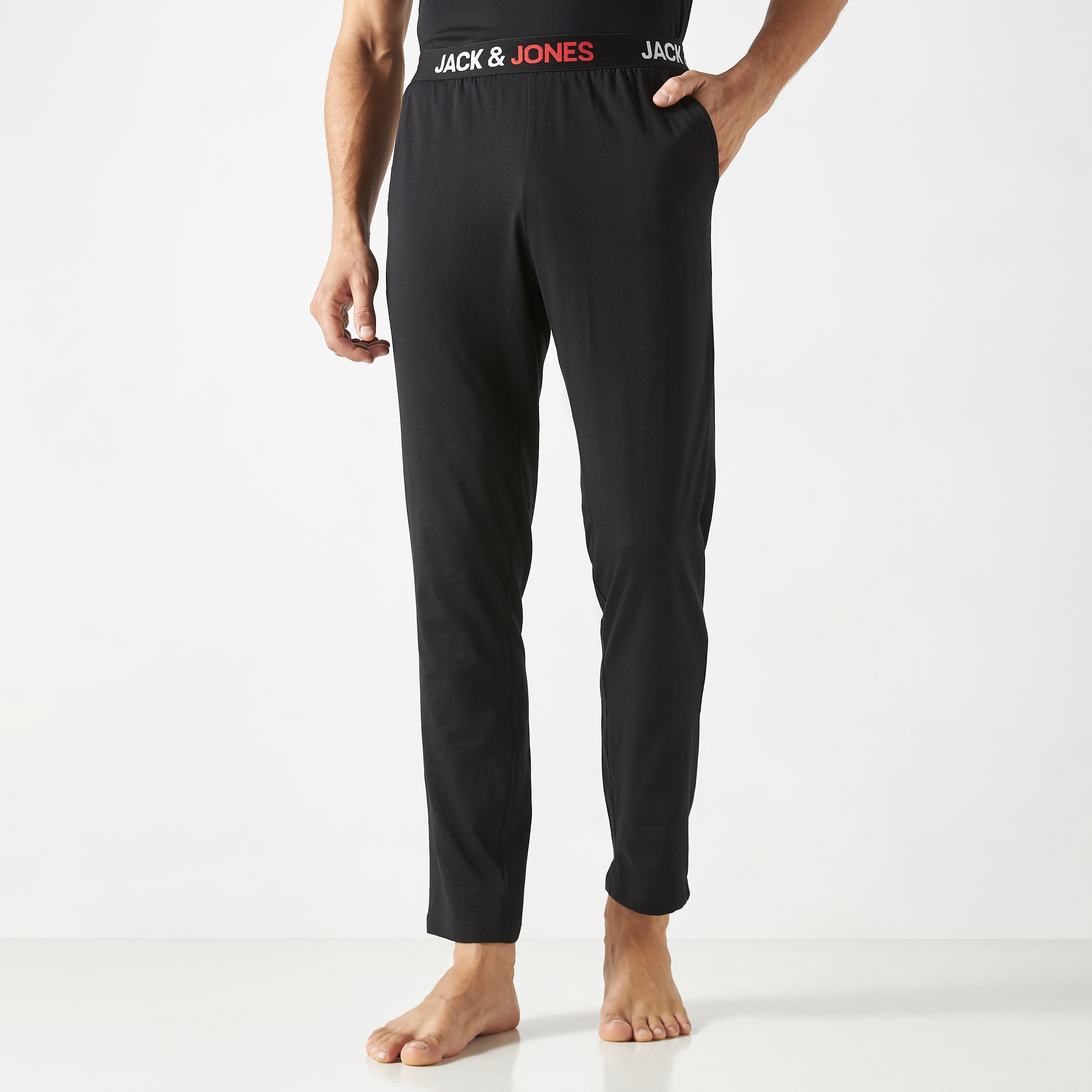 طقم ملابس مريحة من جاك آند جونز مكون من تي شيرت وبيجامة-men-clothing-nightwear-sets-image-3