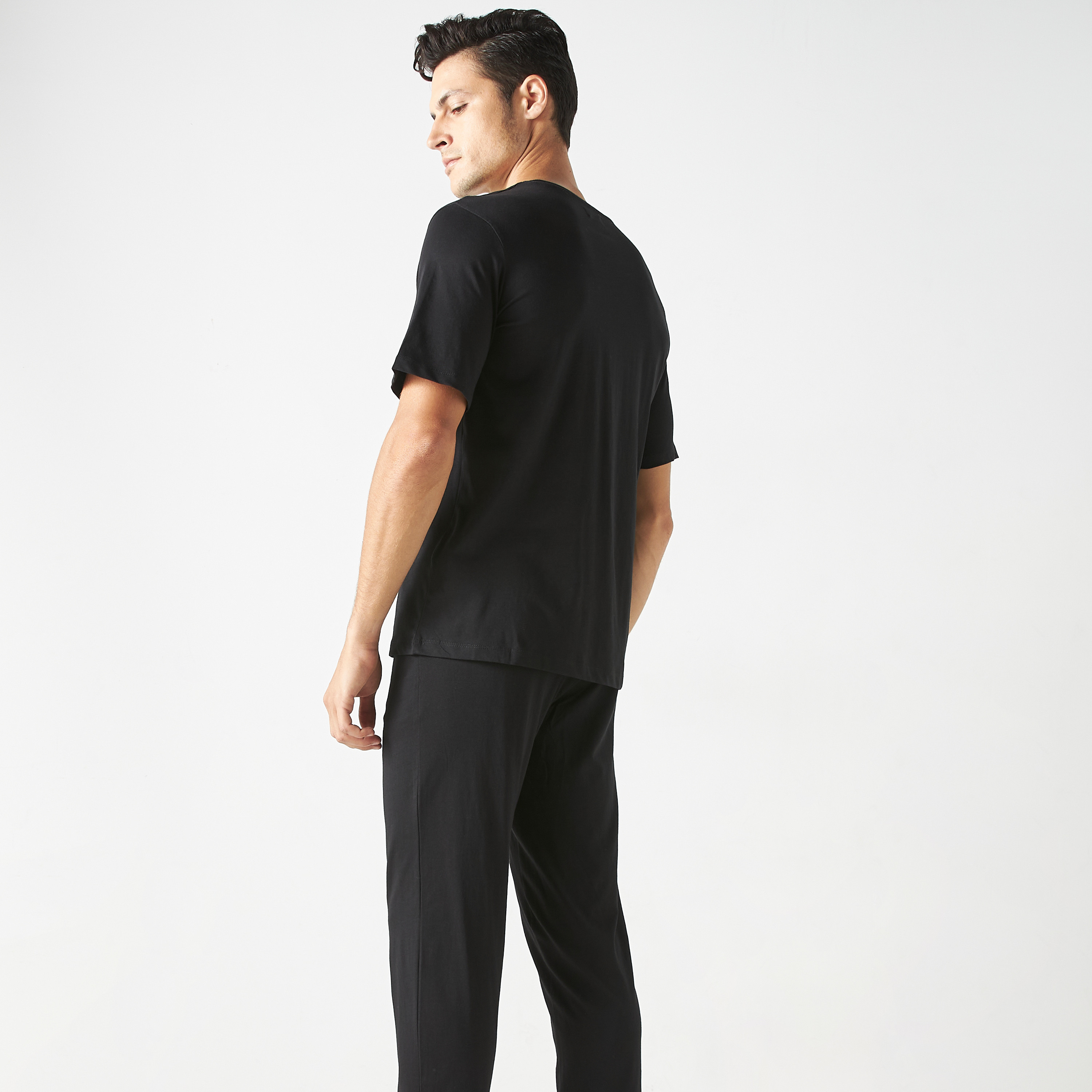 طقم ملابس مريحة من جاك آند جونز مكون من تي شيرت وبيجامة-men-clothing-nightwear-sets-image-4