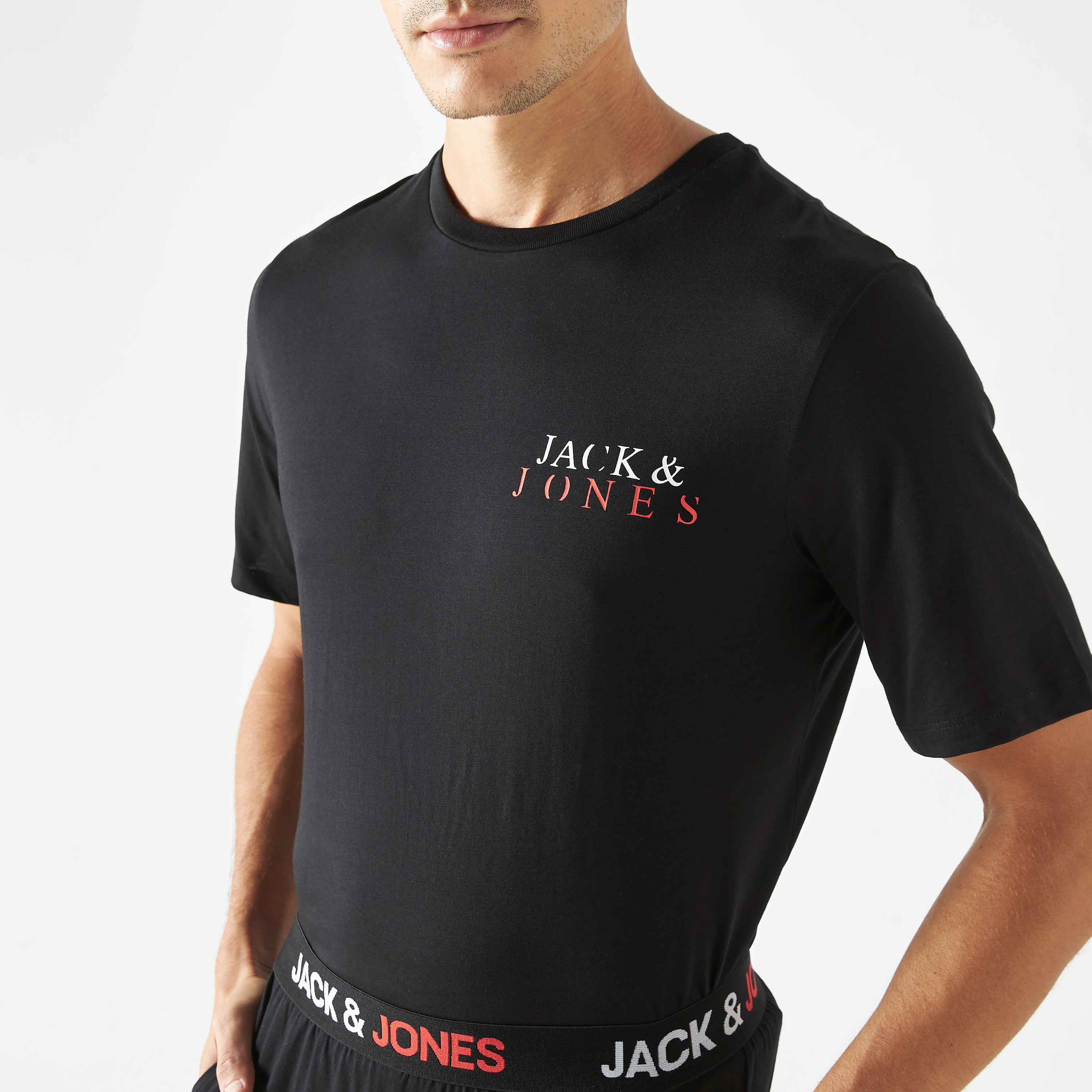 طقم ملابس مريحة من جاك آند جونز مكون من تي شيرت وبيجامة-men-clothing-nightwear-sets-image-5