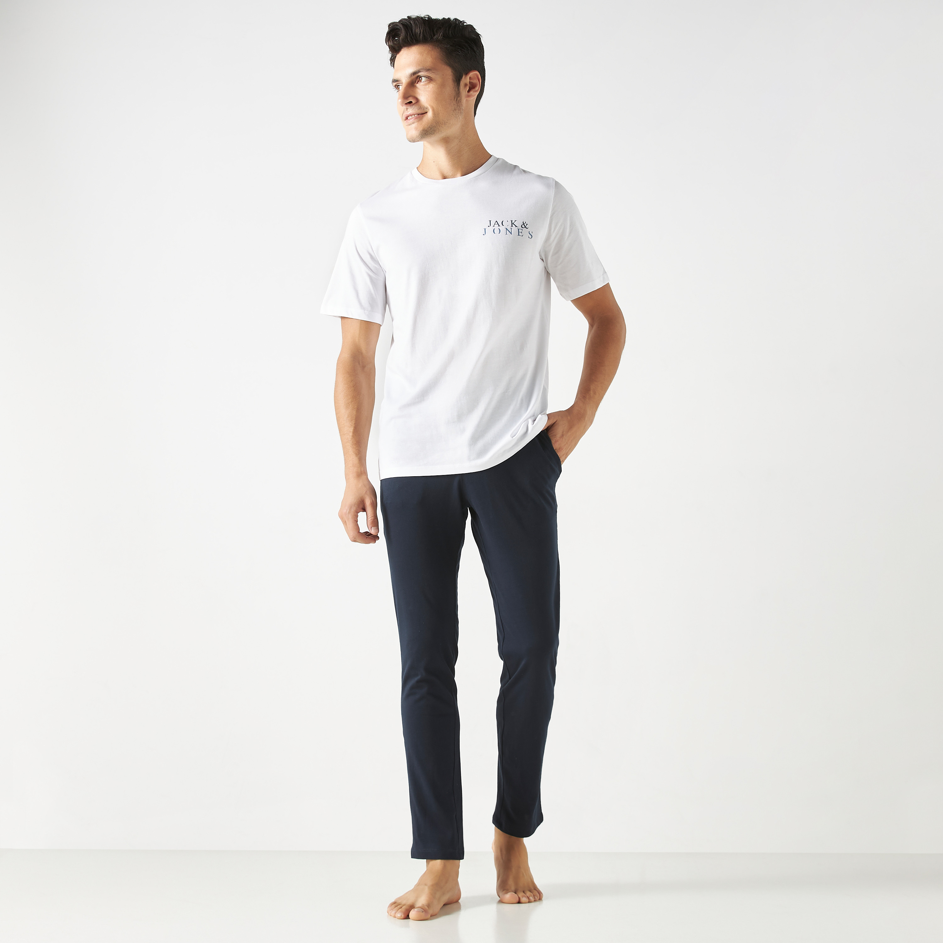 طقم ملابس مريحة من جاك آند جونز مكون من تي شيرت وبيجامة-men-clothing-nightwear-sets-image-6