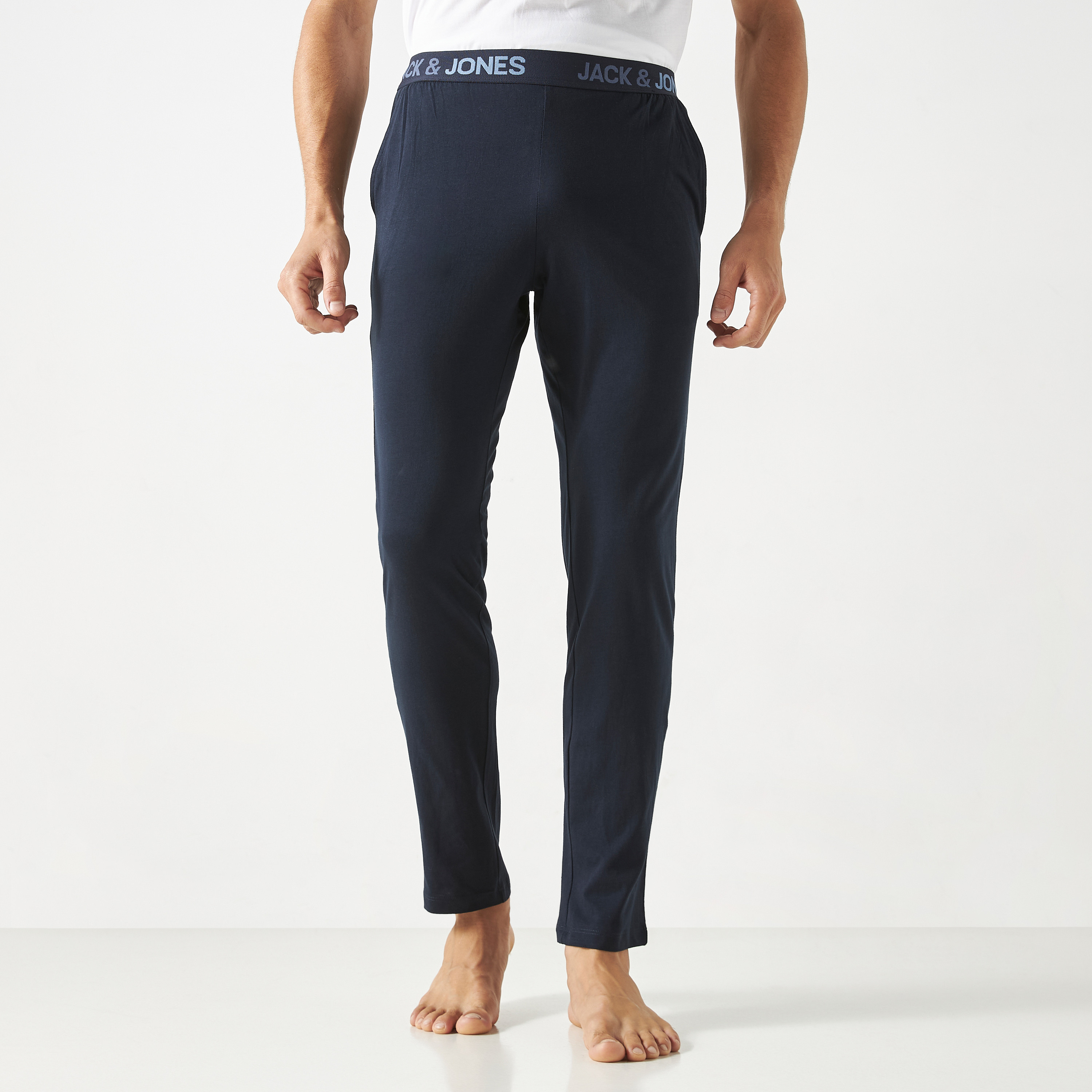 طقم ملابس مريحة من جاك آند جونز مكون من تي شيرت وبيجامة-men-clothing-nightwear-sets-image-8