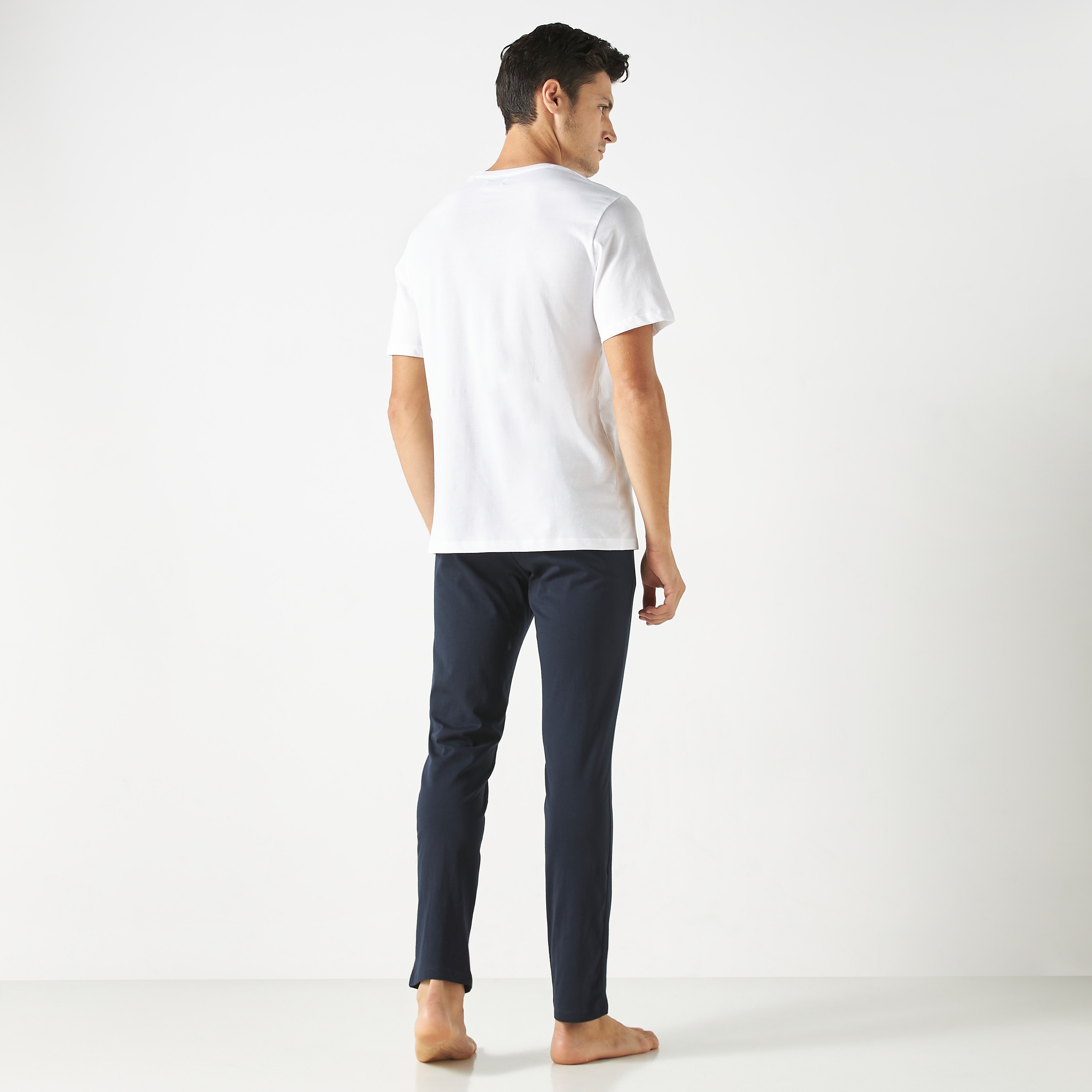 طقم ملابس مريحة من جاك آند جونز مكون من تي شيرت وبيجامة-men-clothing-nightwear-sets-image-9