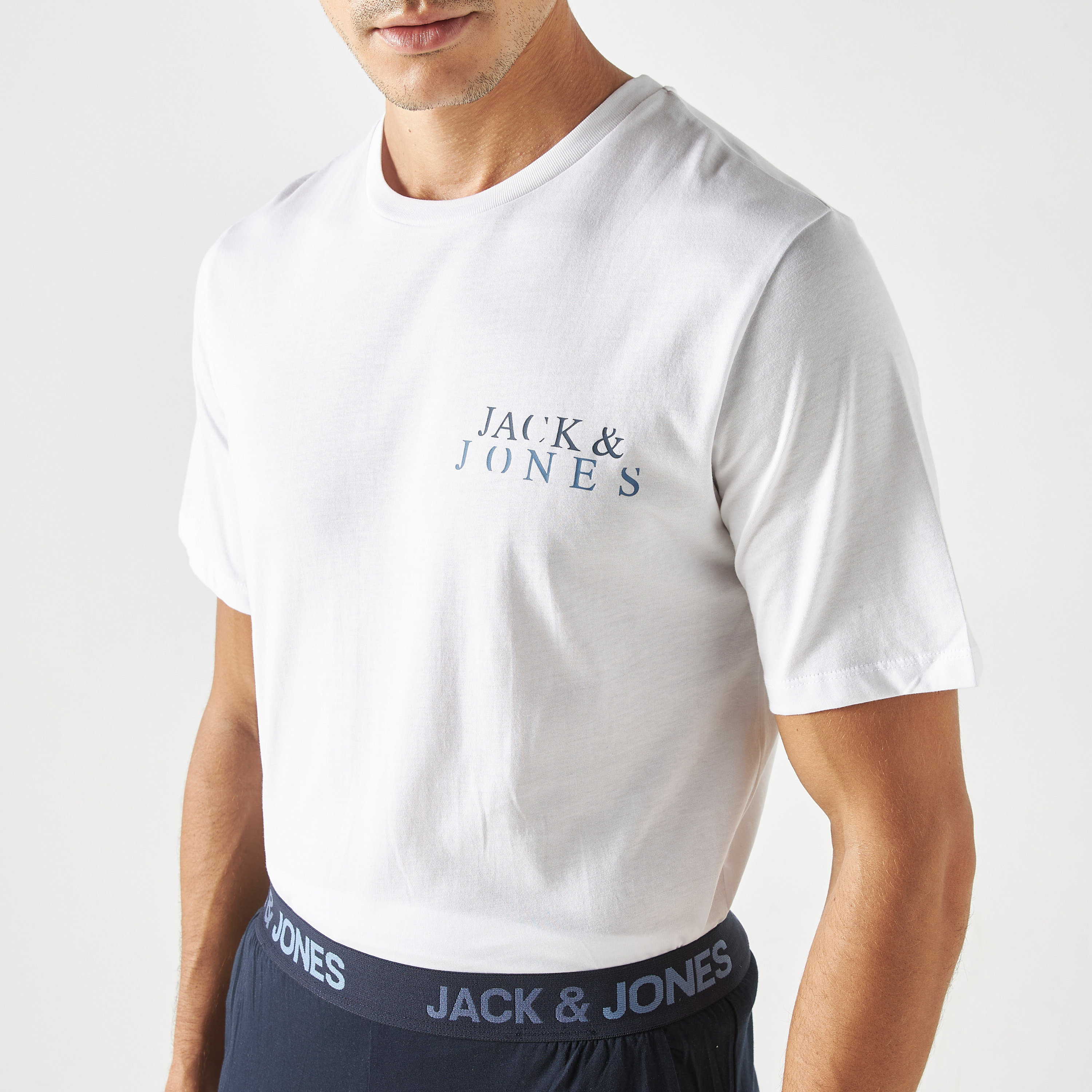 طقم ملابس مريحة من جاك آند جونز مكون من تي شيرت وبيجامة-men-clothing-nightwear-sets-image-10