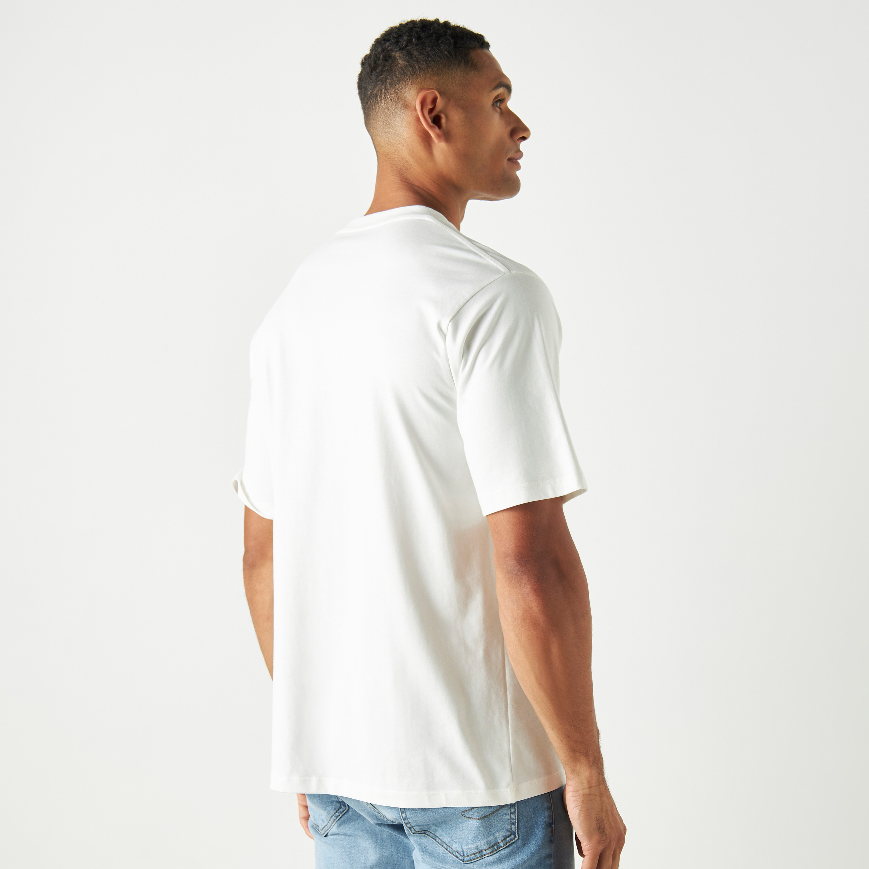 تيشيرت بأكمام قصيرة وياقة دائرية ذو مطرز من جاك آند جونز-men-clothing-tshirtsandpolos-tshirts-image-3