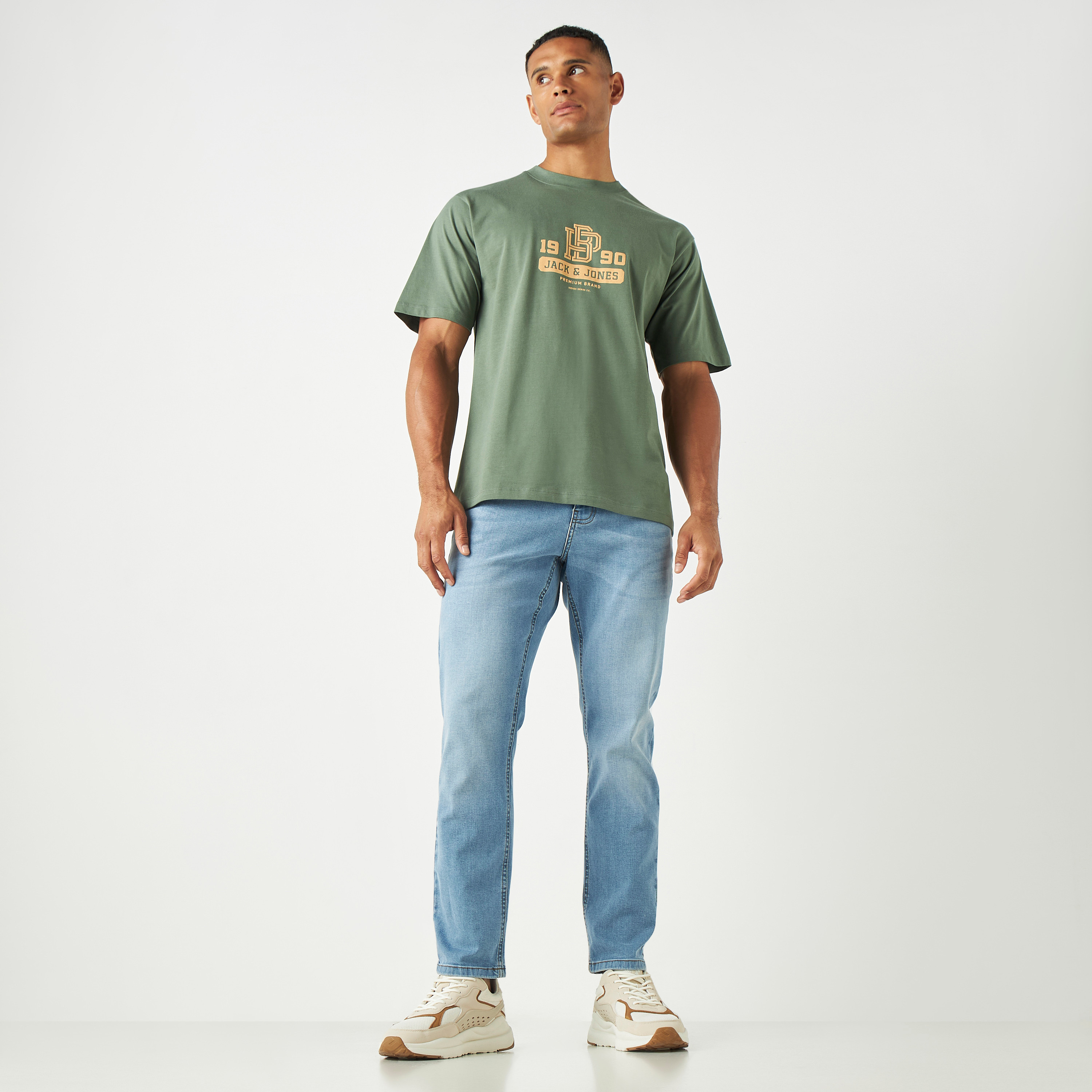 تيشيرت بأكمام قصيرة وياقة دائرية ذو مطرز من جاك آند جونز-men-clothing-tshirtsandpolos-tshirts-image-6