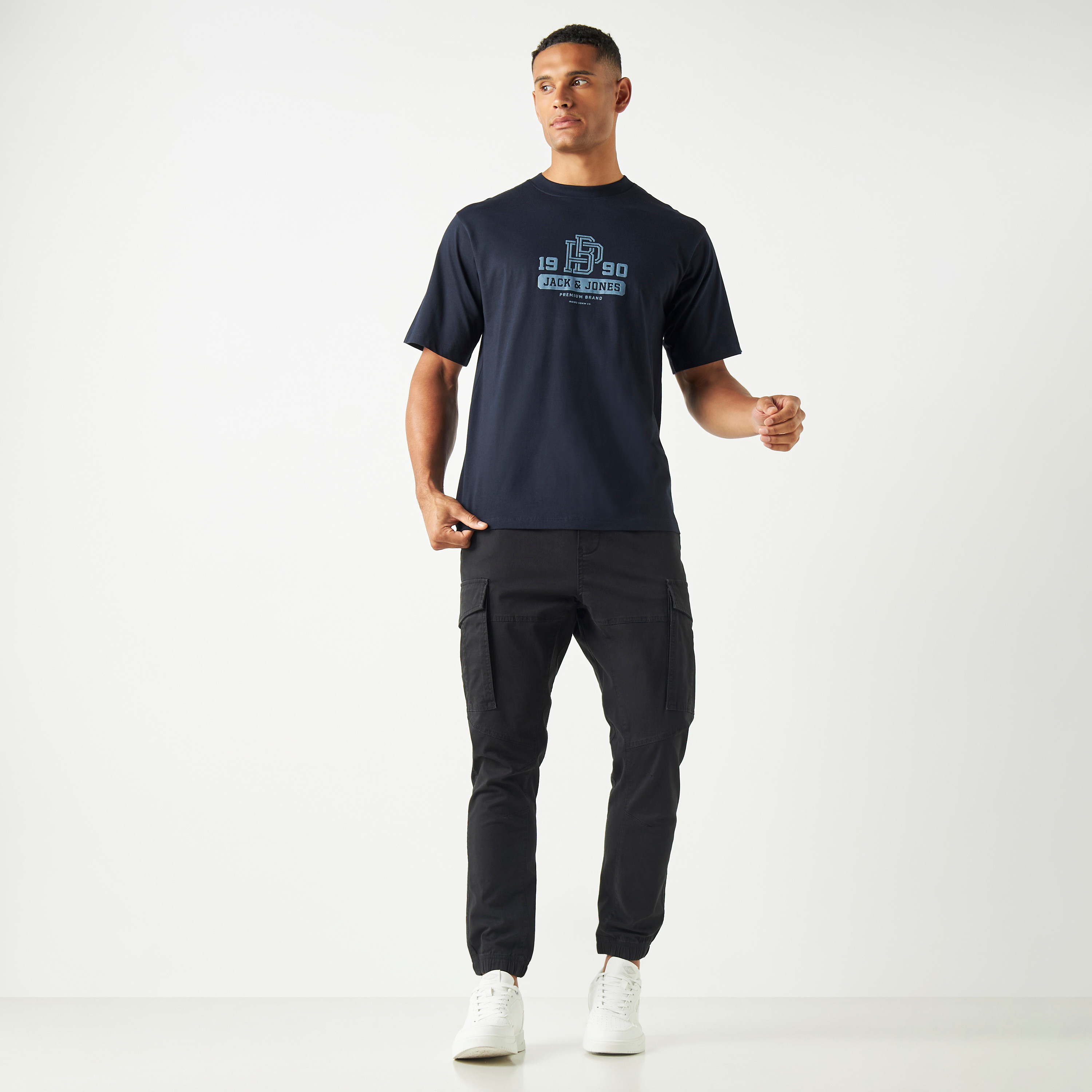 تيشيرت بأكمام قصيرة وياقة دائرية ذو مطرز من جاك آند جونز-men-clothing-tshirtsandpolos-tshirts-image-10