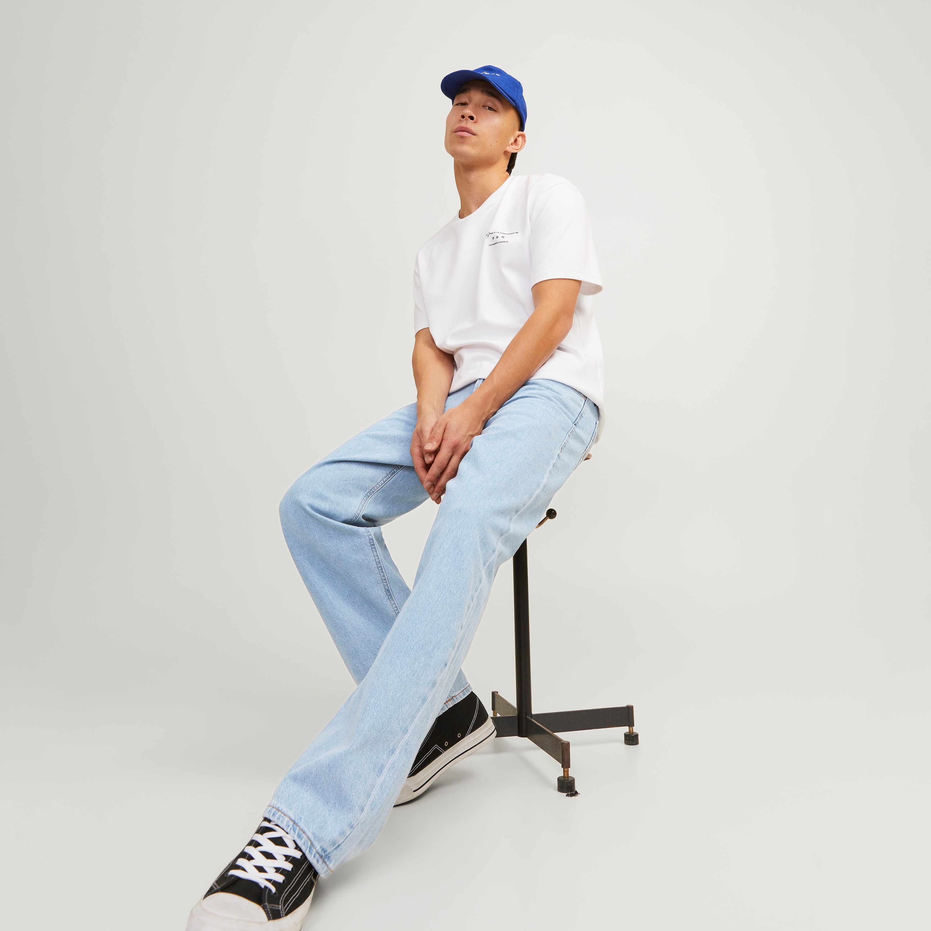 بنطلون جينز رجالي فضفاض بخمسة جيوب ومتوسط الارتفاع من جاك أند جونز-men-clothing-bottoms-jeans-image-6