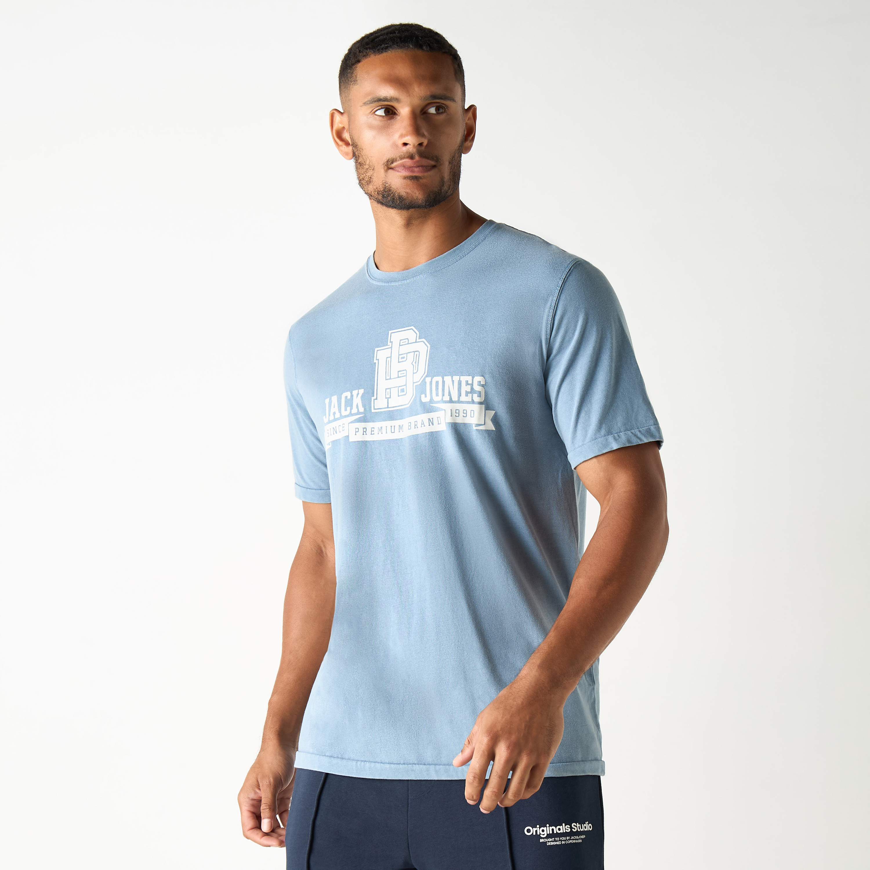 تيشيرت بأكمام قصيرة وياقة دائرية وطبعات من جاك آند جونز-men-clothing-tshirtsandpolos-tshirts-image-5