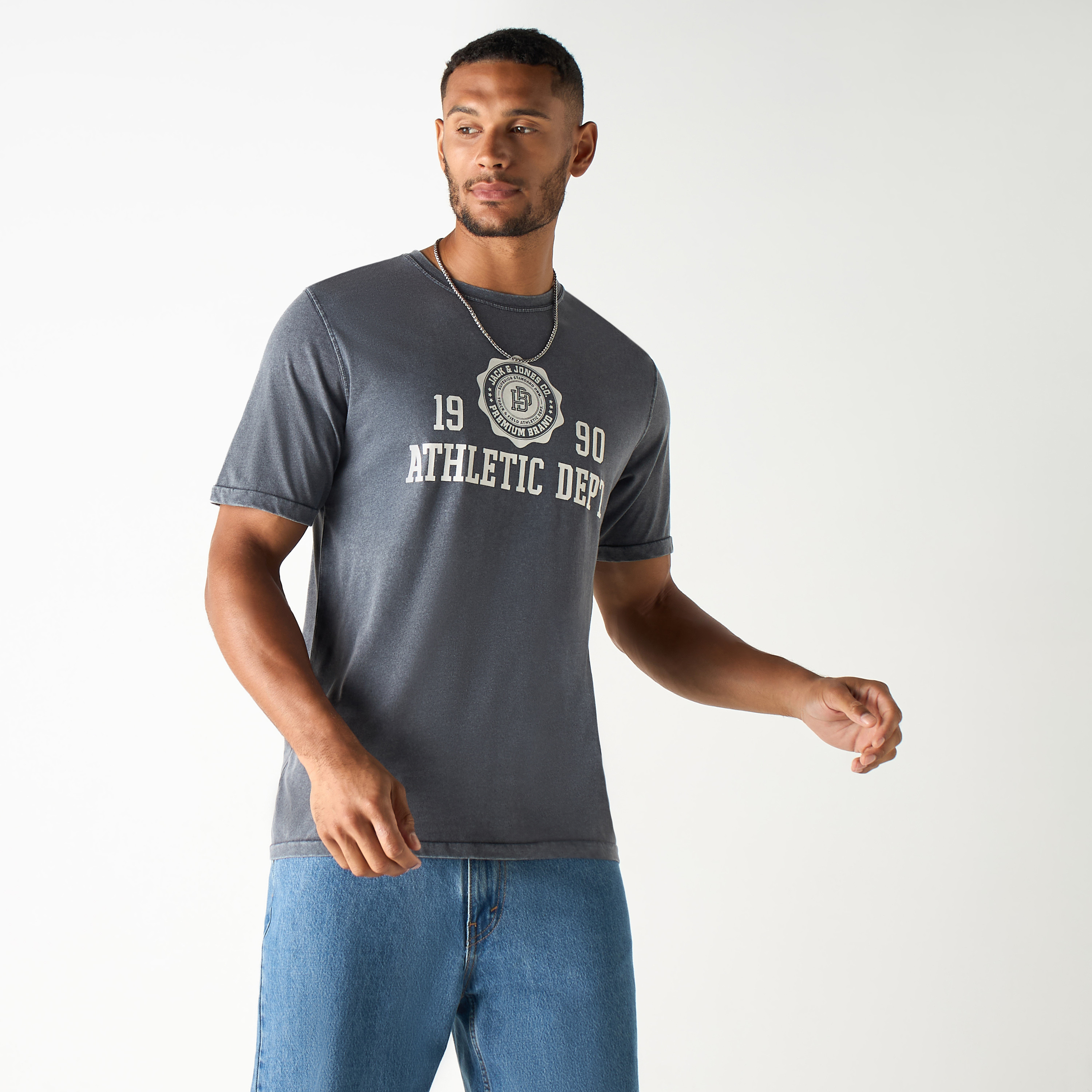 تيشيرت بأكمام قصيرة وياقة دائرية وطبعات من جاك آند جونز-men-clothing-tshirtsandpolos-tshirts-image-1