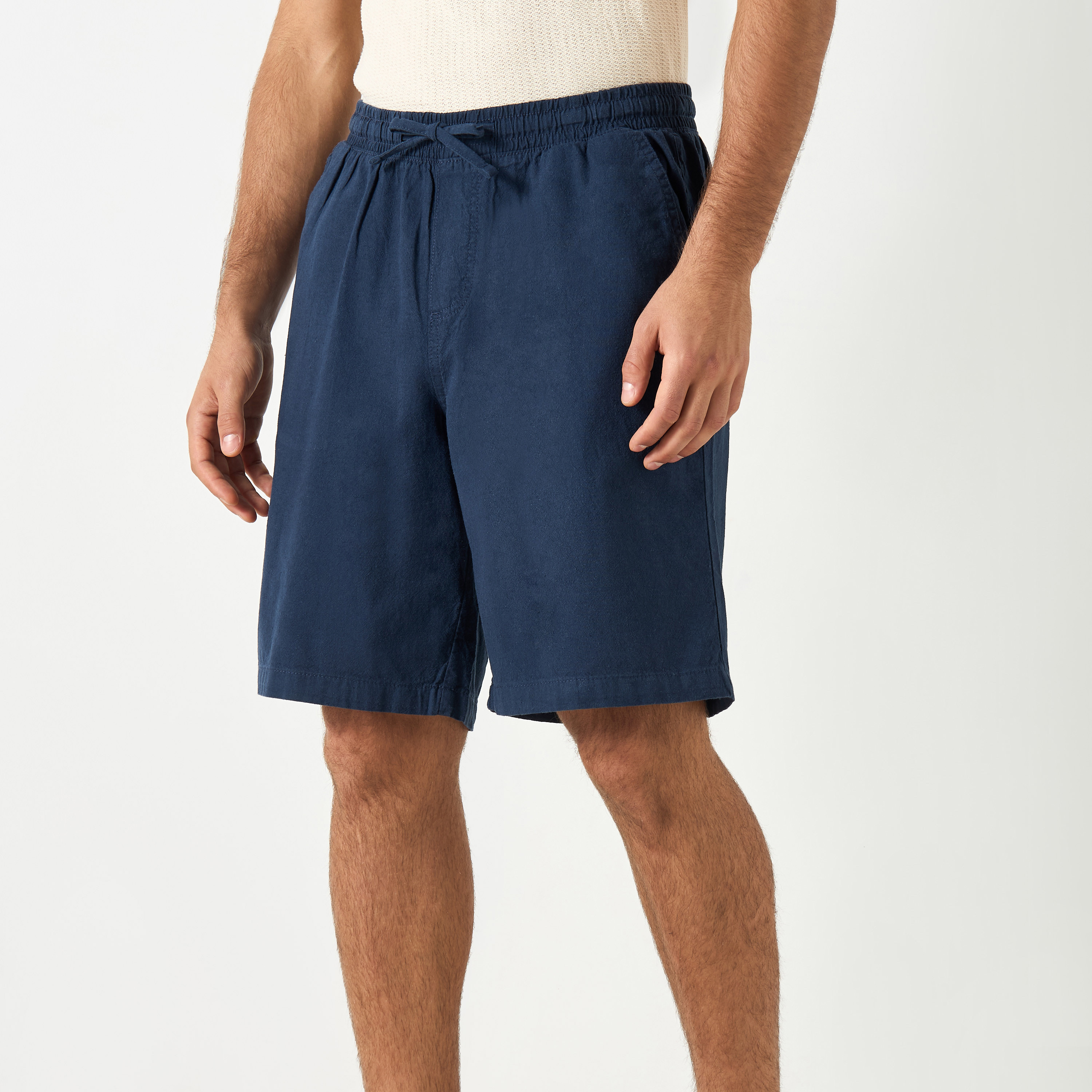 شورتس من جاك آند جونز سادة برباط ذو متوسط الارتفاع-men-clothing-bottoms-shorts-image-5
