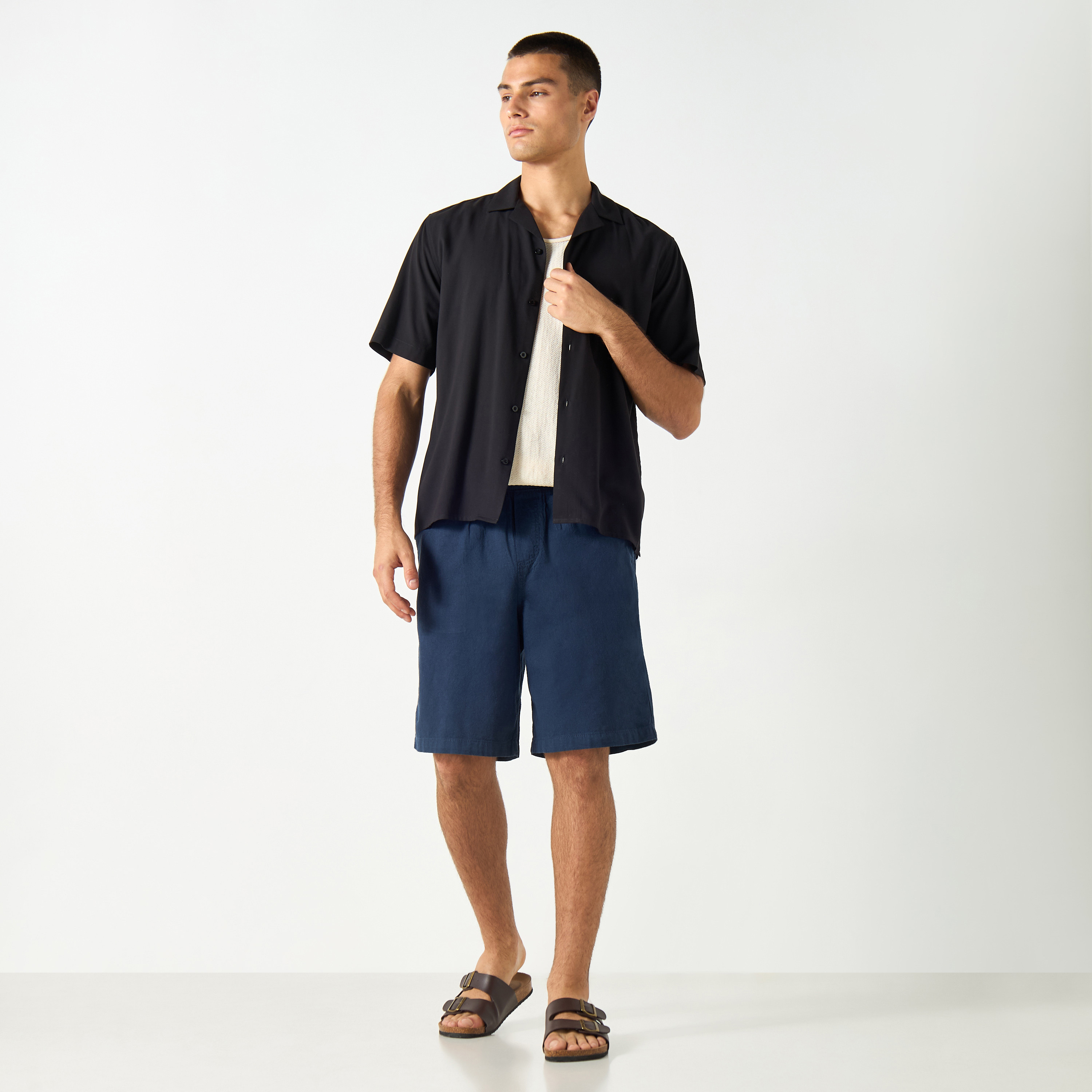 شورتس من جاك آند جونز سادة برباط ذو متوسط الارتفاع-men-clothing-bottoms-shorts-image-6