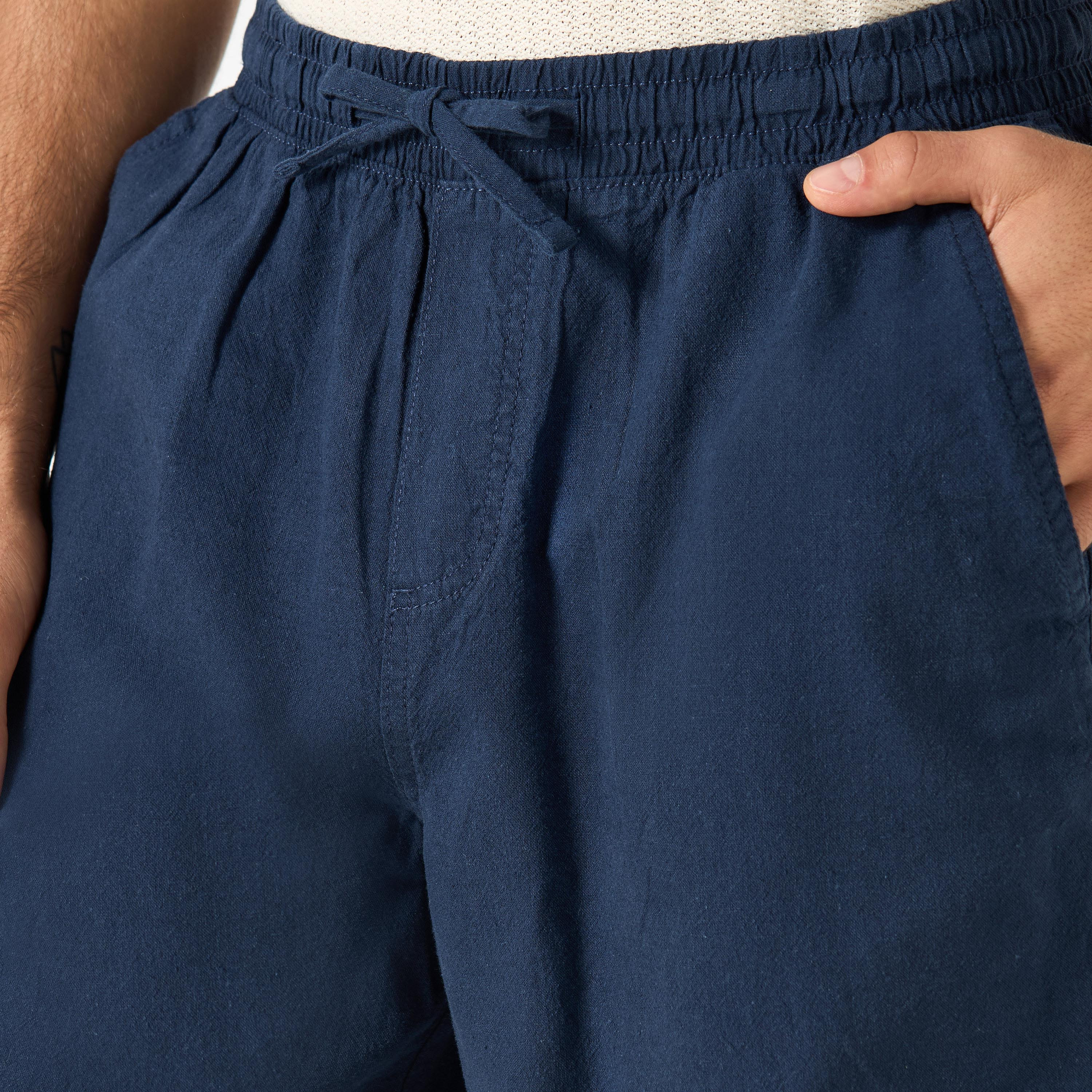 شورتس من جاك آند جونز سادة برباط ذو متوسط الارتفاع-men-clothing-bottoms-shorts-image-8