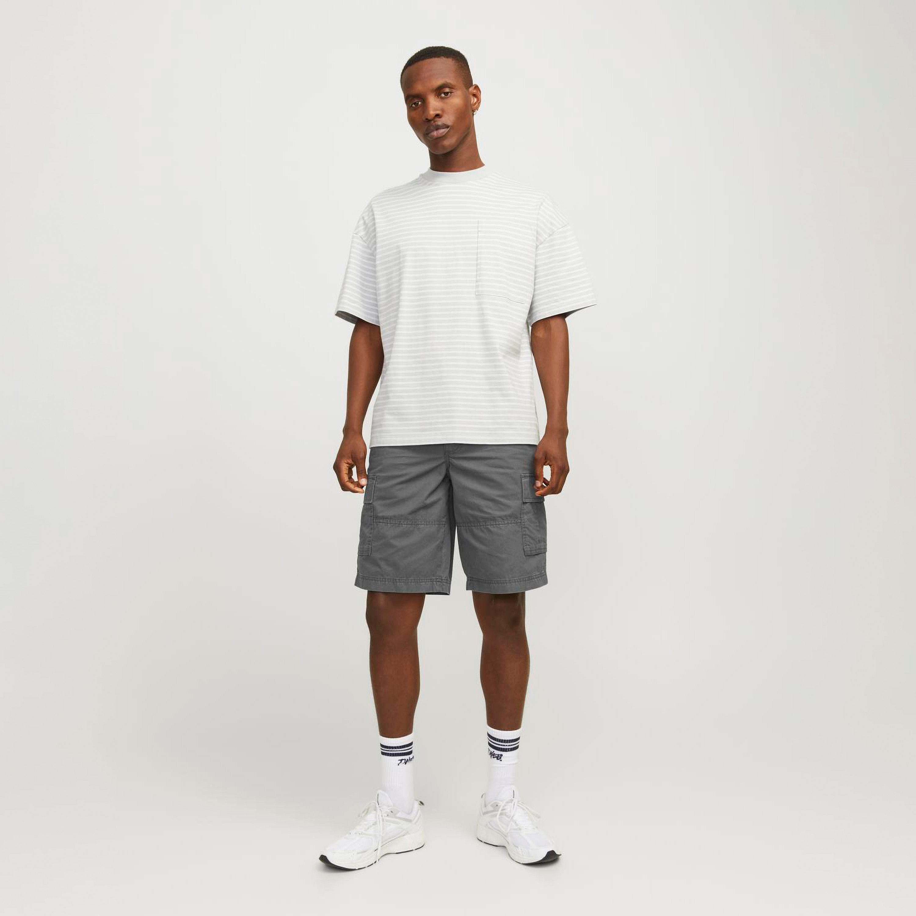 شورت رجالي من Jack & Jones بأزرار متوسطة الارتفاع وسحاب Fly-men-clothing-bottoms-shorts-image-2