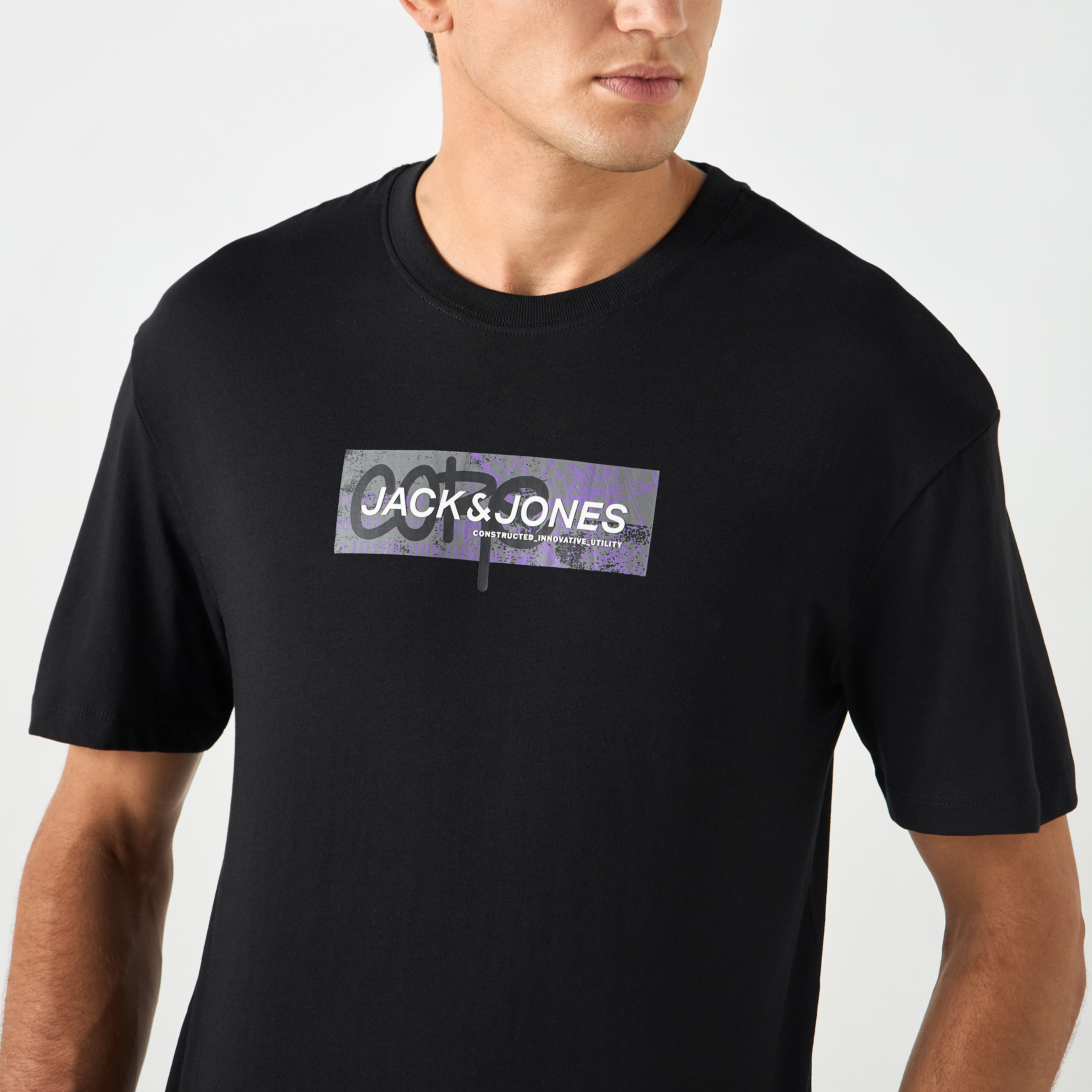 تي شيرت من جاك آند جونز مع شعار بأكمام قصيرة و ياقة مستديرة-men-clothing-tshirtsandpolos-tshirts-image-4