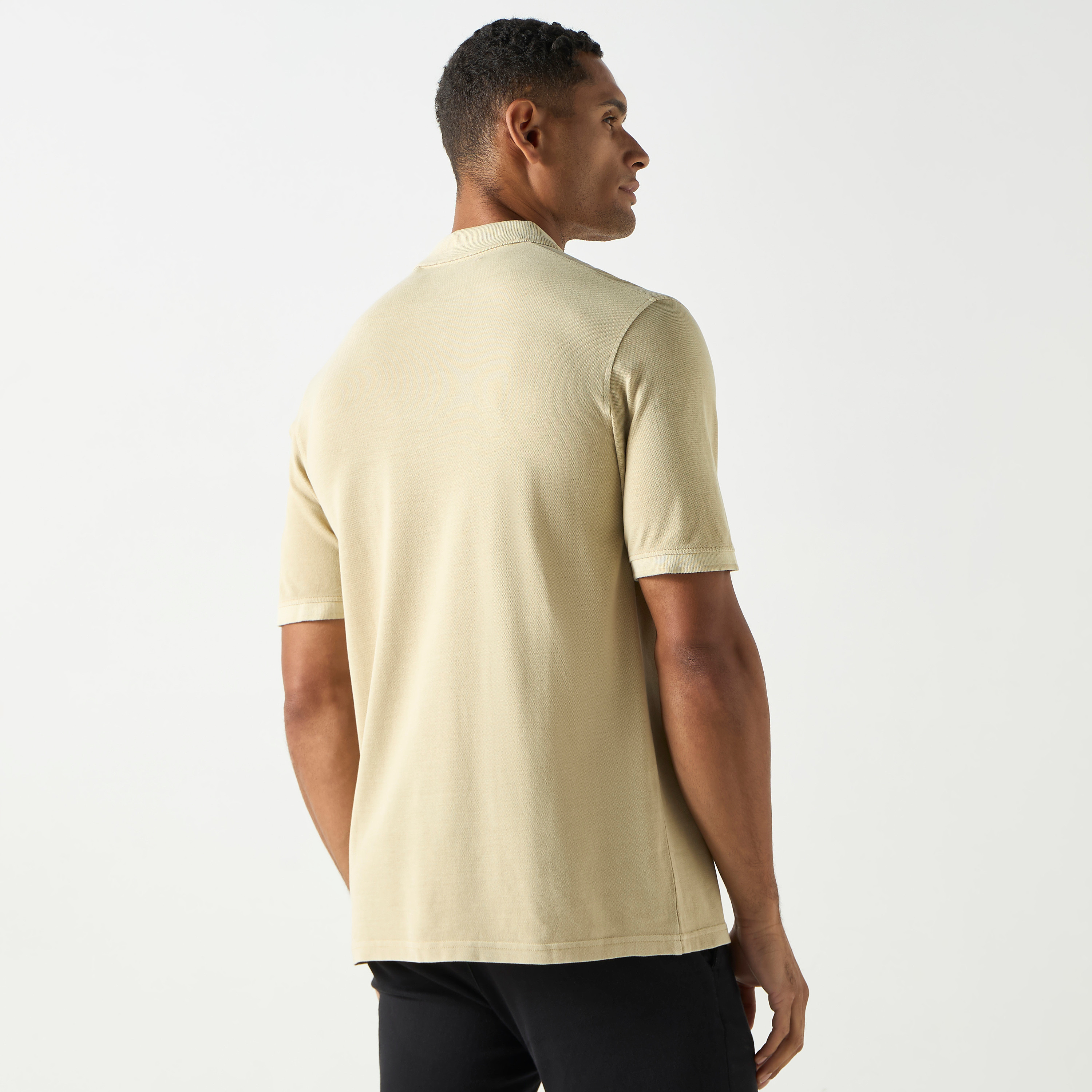 تي شيرت بولو بأكمام قصيرة وياقة وشعار مميز من جاك آند جونز-men-clothing-tshirtsandpolos-polos-image-3