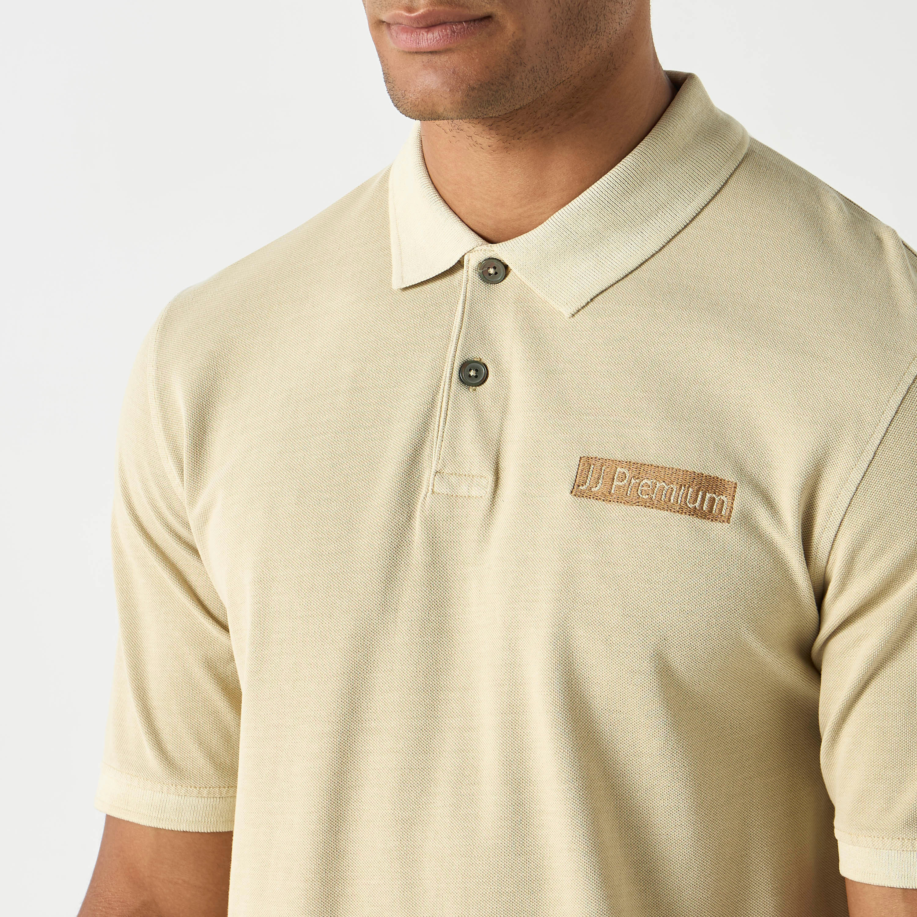 تي شيرت بولو بأكمام قصيرة وياقة وشعار مميز من جاك آند جونز-men-clothing-tshirtsandpolos-polos-image-4