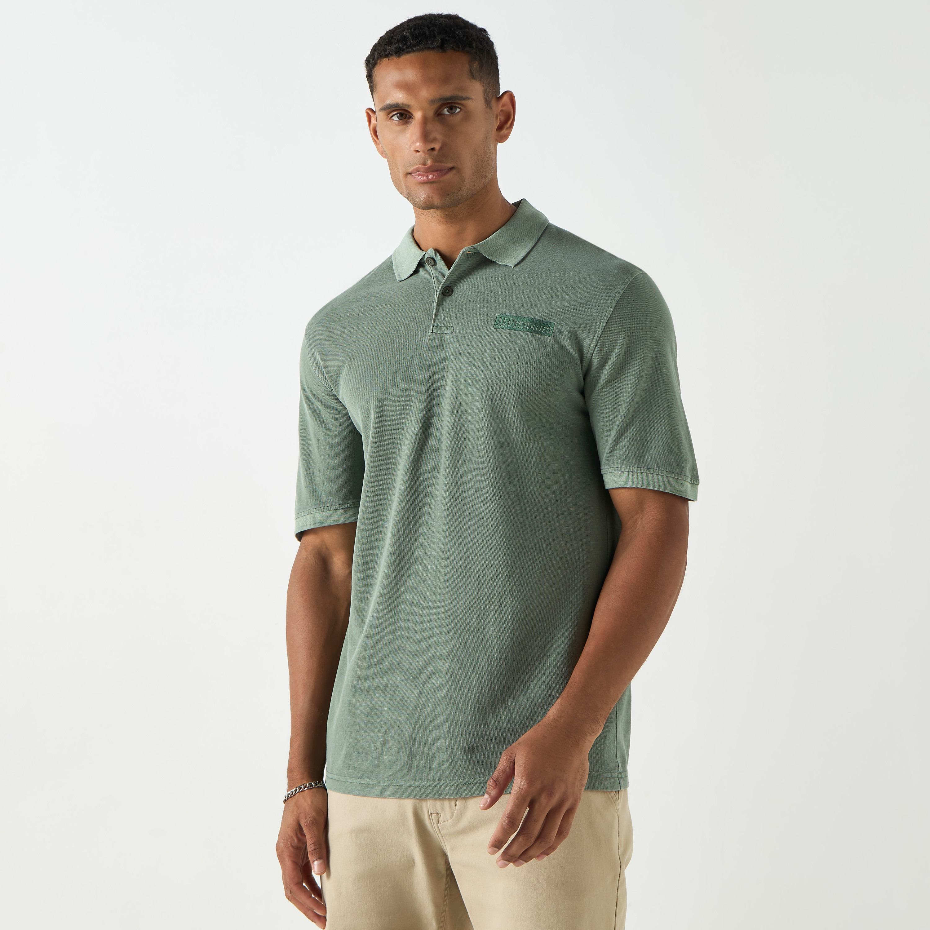 تي شيرت بولو بأكمام قصيرة وياقة وشعار مميز من جاك آند جونز-men-clothing-tshirtsandpolos-polos-image-5