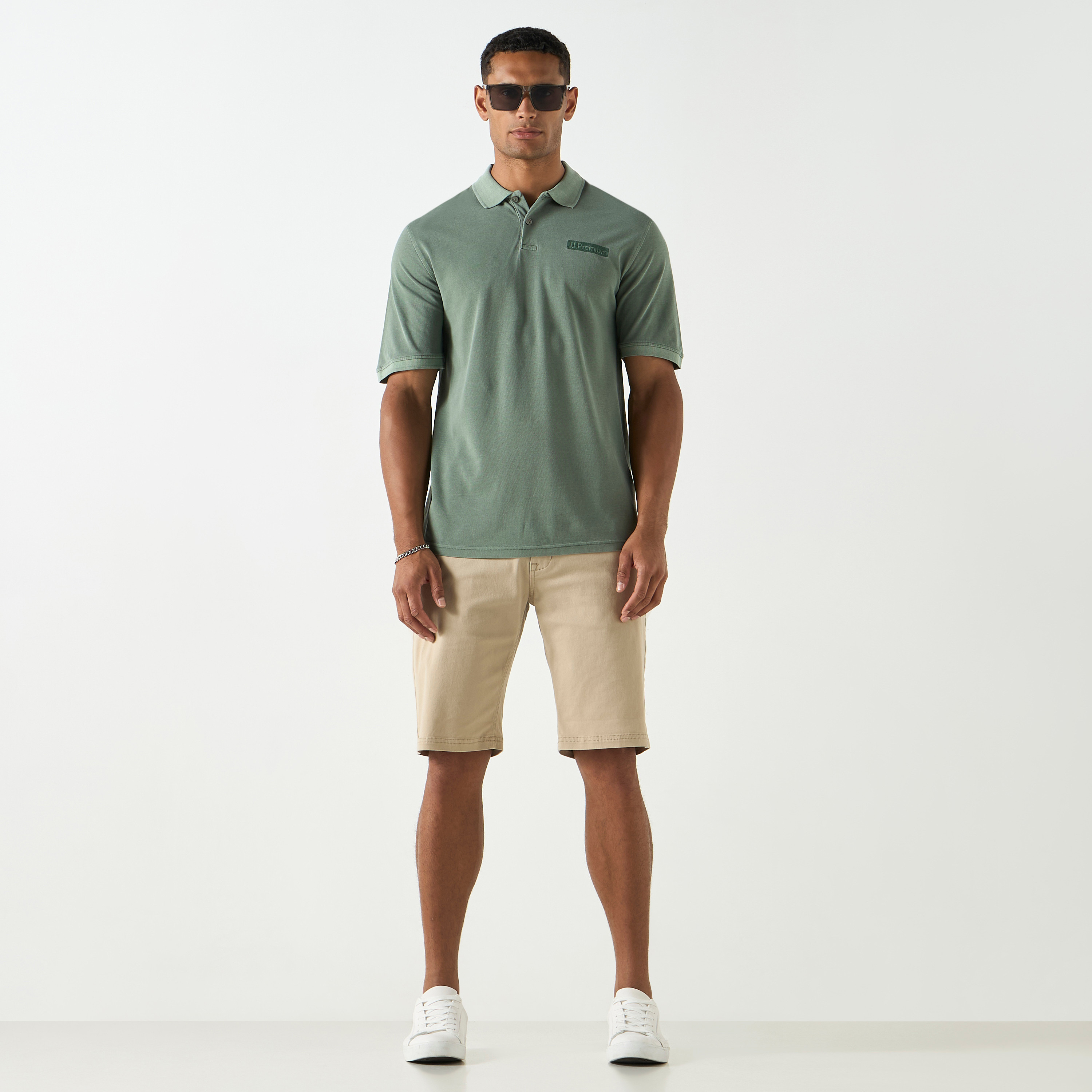 تي شيرت بولو بأكمام قصيرة وياقة وشعار مميز من جاك آند جونز-men-clothing-tshirtsandpolos-polos-image-6