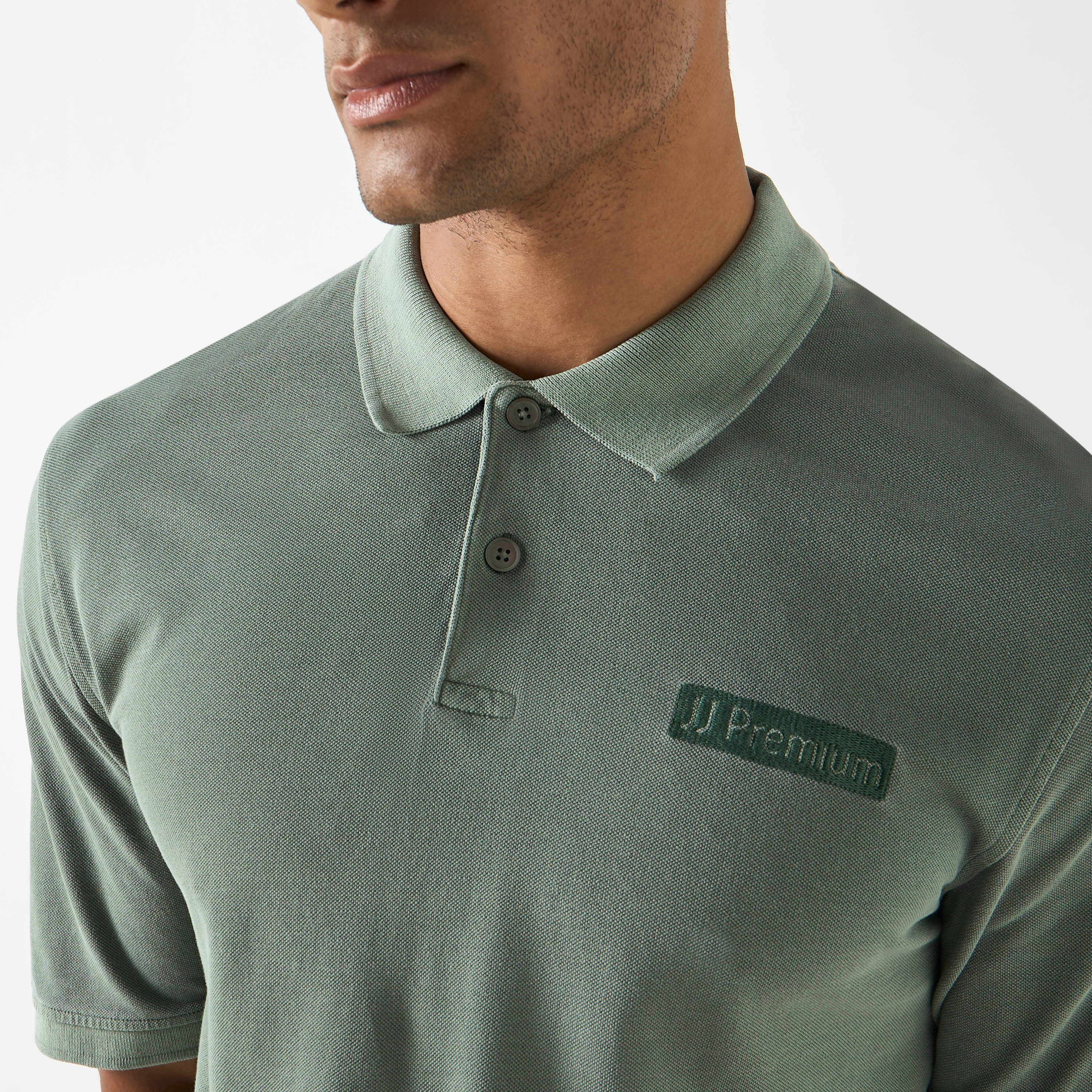 تي شيرت بولو بأكمام قصيرة وياقة وشعار مميز من جاك آند جونز-men-clothing-tshirtsandpolos-polos-image-8