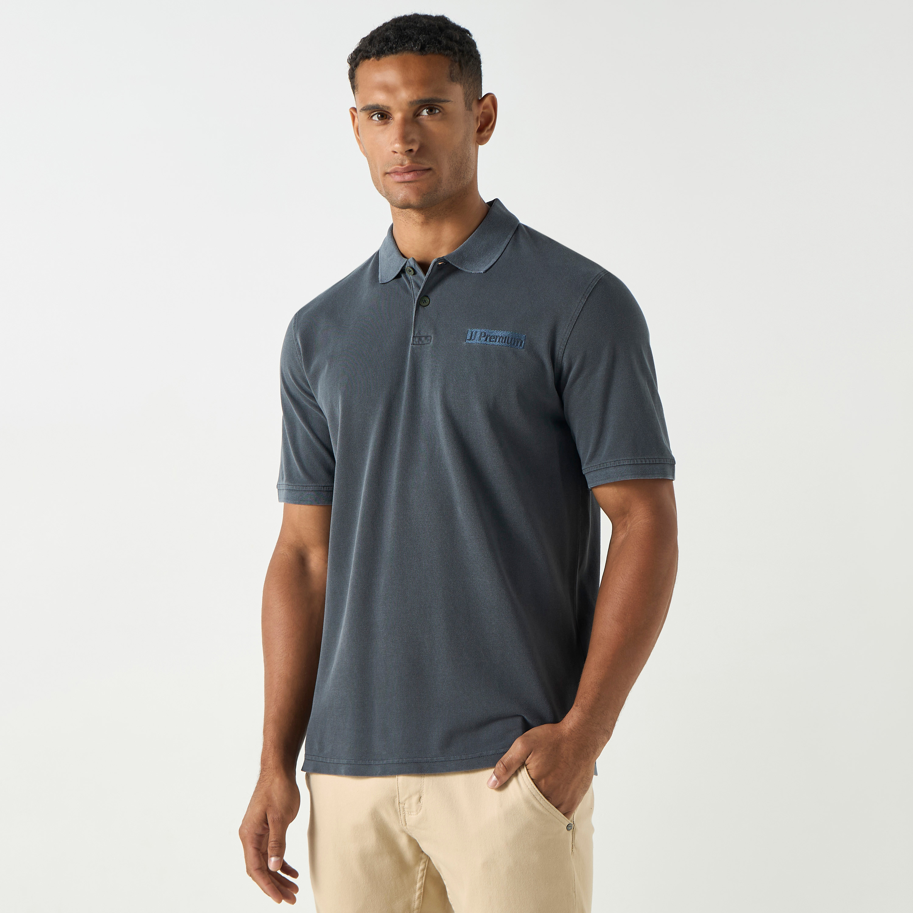 تي شيرت بولو بأكمام قصيرة وياقة وشعار مميز من جاك آند جونز-men-clothing-tshirtsandpolos-polos-image-9