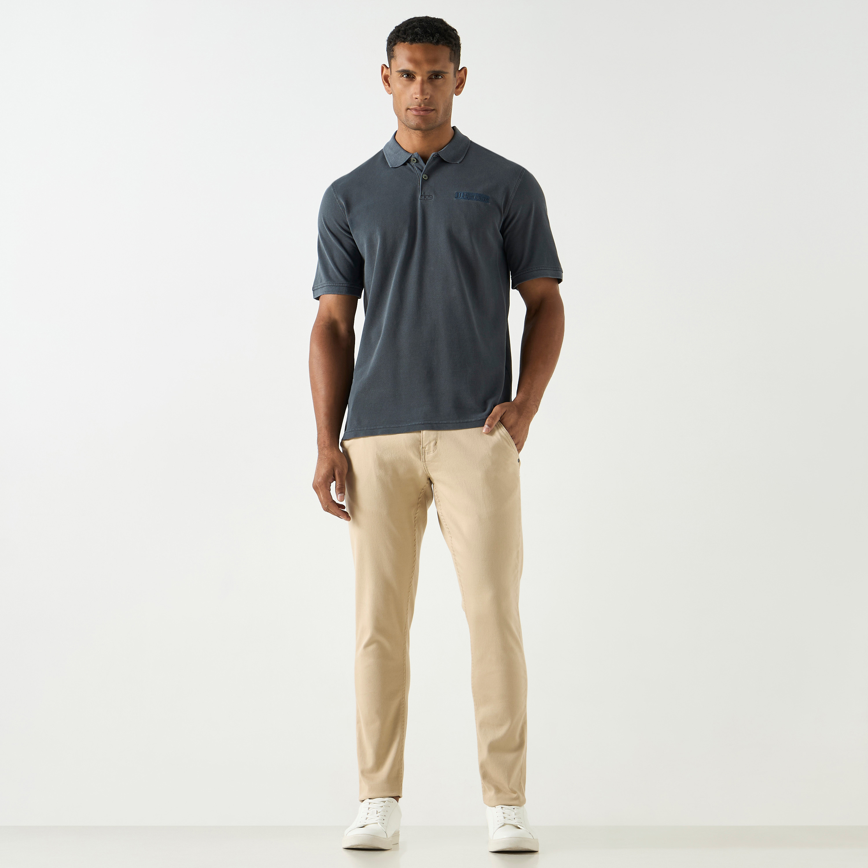 تي شيرت بولو بأكمام قصيرة وياقة وشعار مميز من جاك آند جونز-men-clothing-tshirtsandpolos-polos-image-10