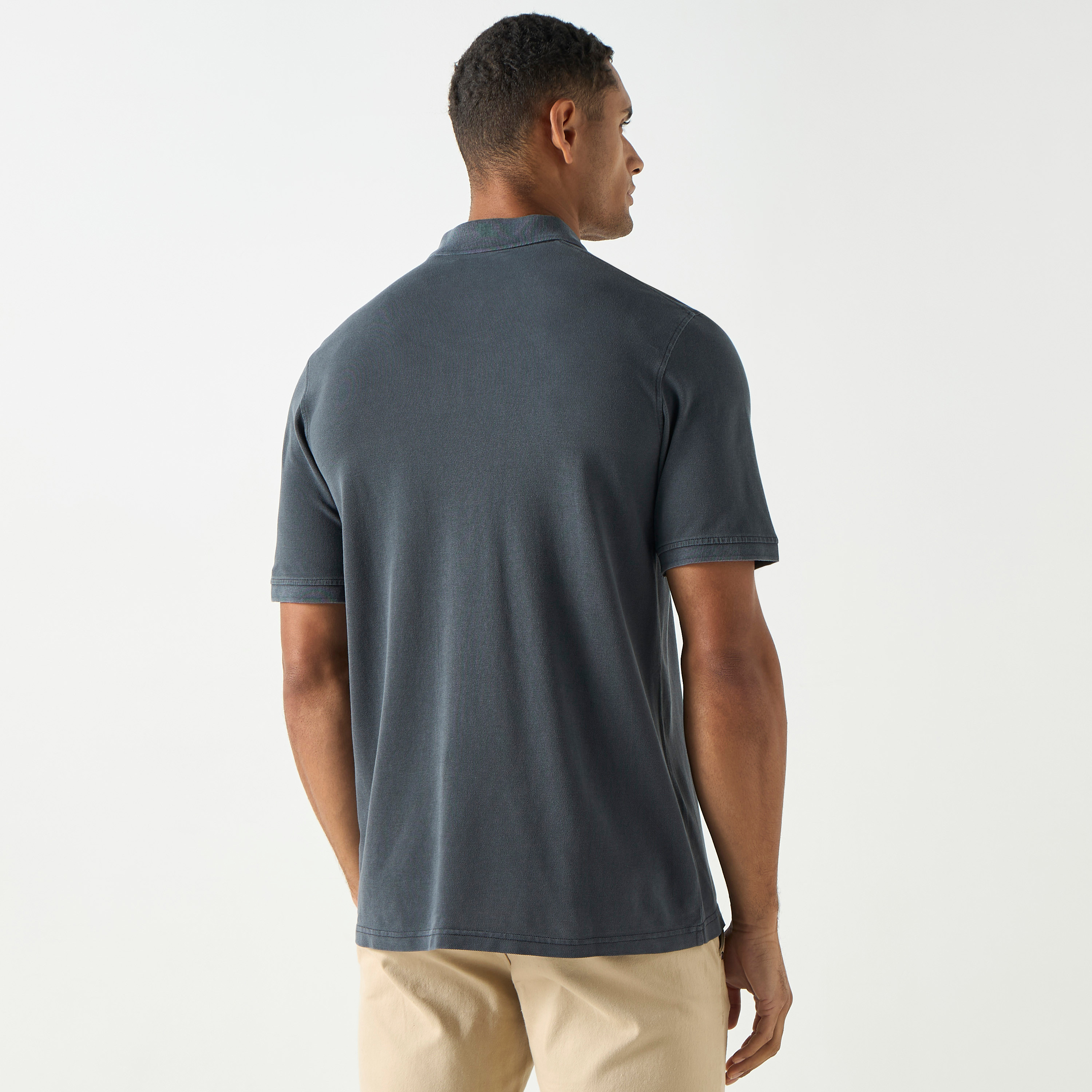 تي شيرت بولو بأكمام قصيرة وياقة وشعار مميز من جاك آند جونز-men-clothing-tshirtsandpolos-polos-image-11