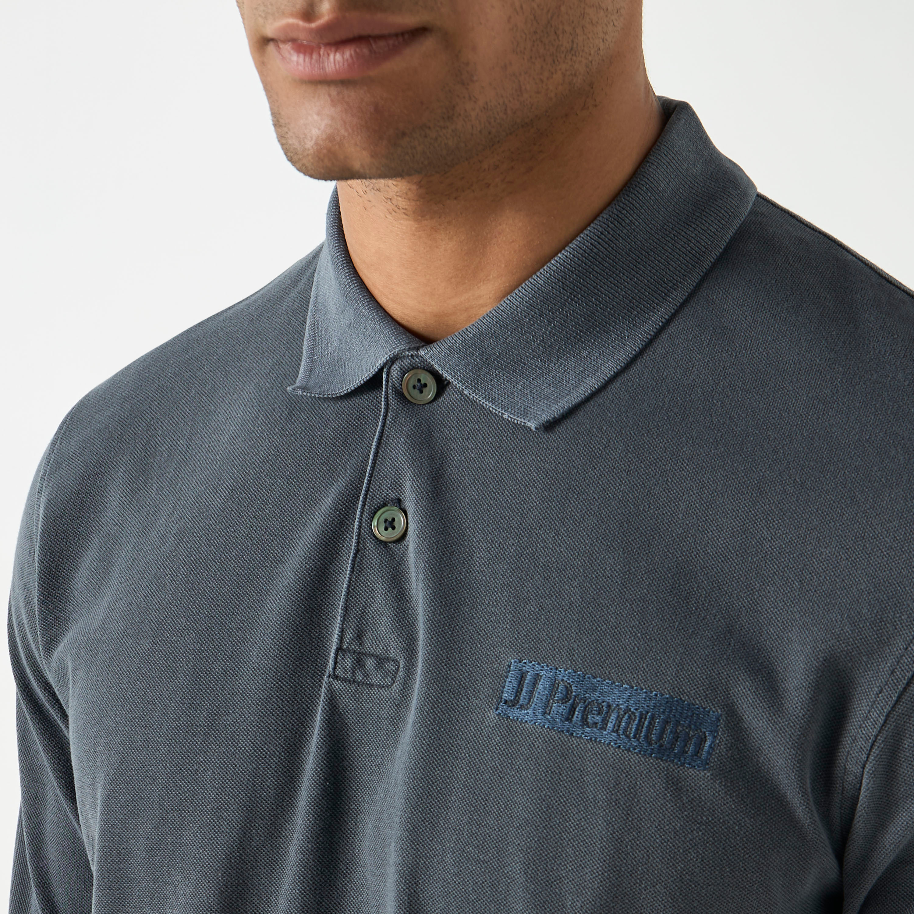 تي شيرت بولو بأكمام قصيرة وياقة وشعار مميز من جاك آند جونز-men-clothing-tshirtsandpolos-polos-image-12