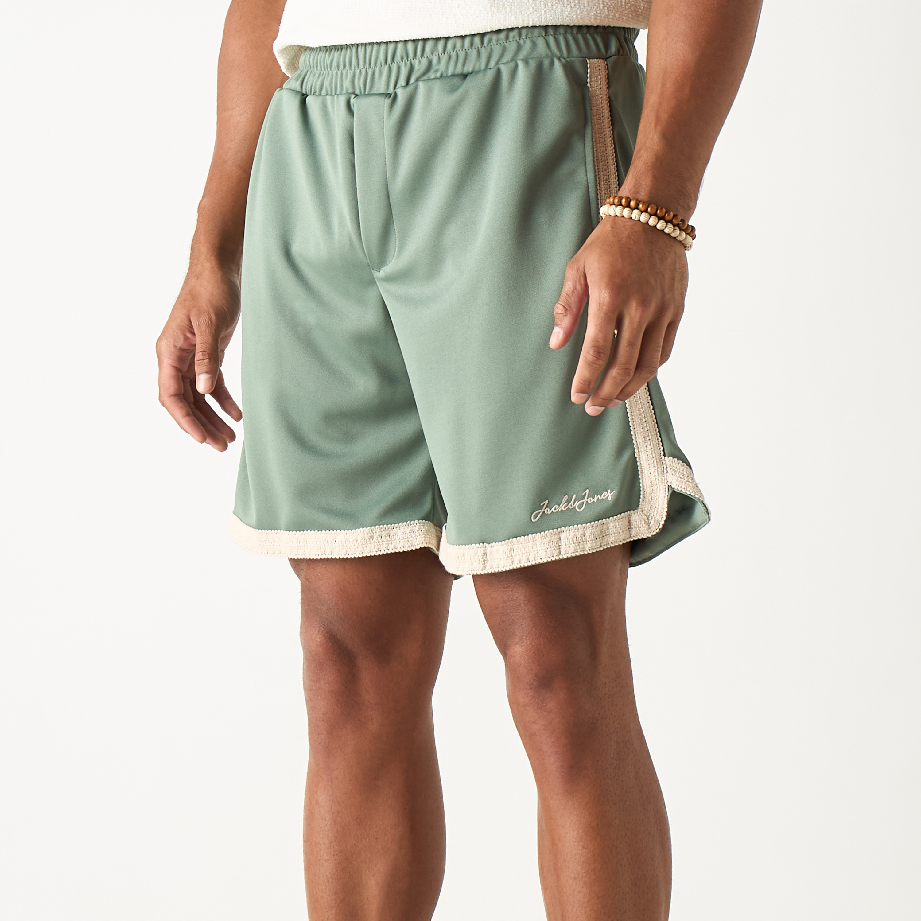 شورت سادة بخصر مطّاطي من جاك آند جونز-men-clothing-bottoms-shorts-image-1