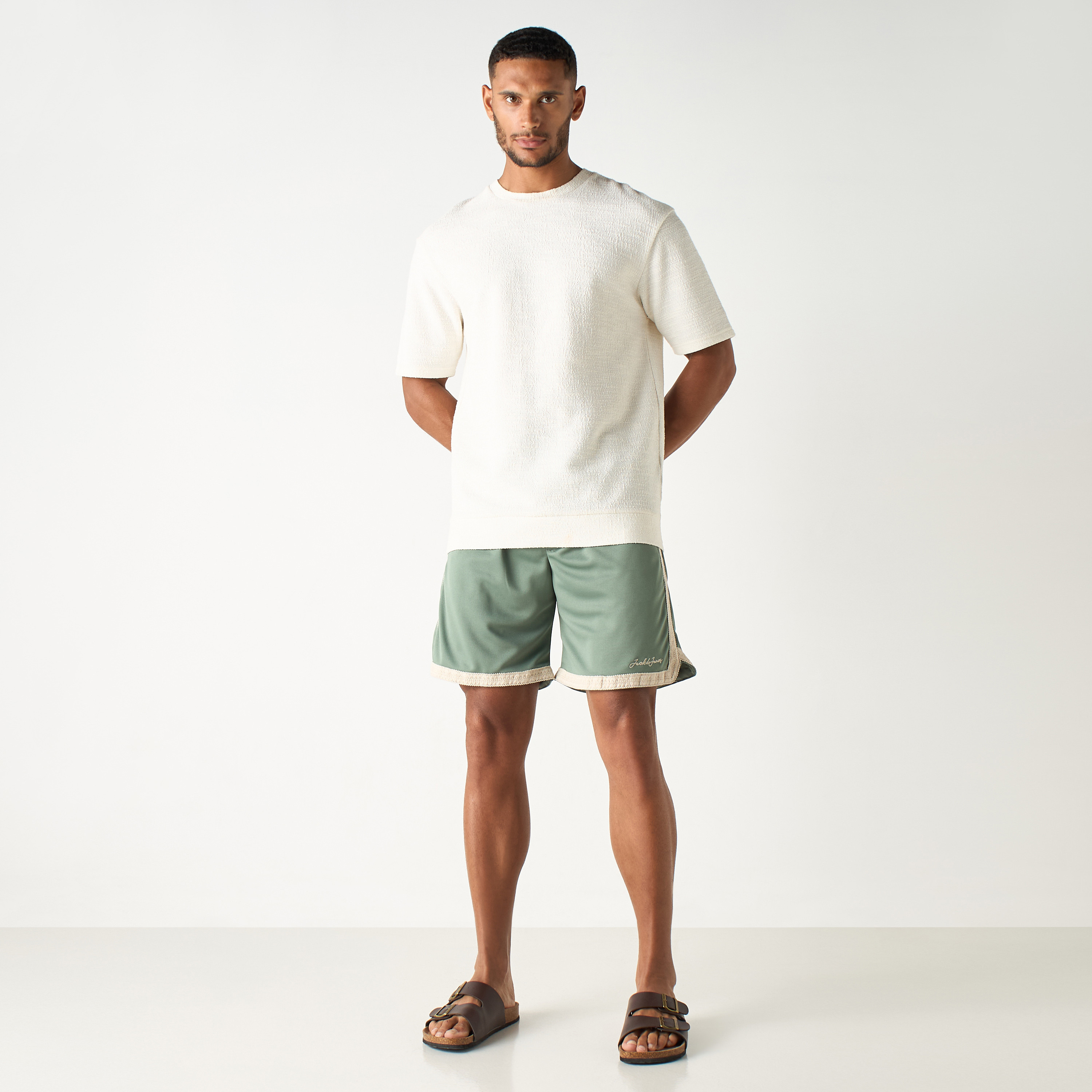 شورت سادة بخصر مطّاطي من جاك آند جونز-men-clothing-bottoms-shorts-image-2