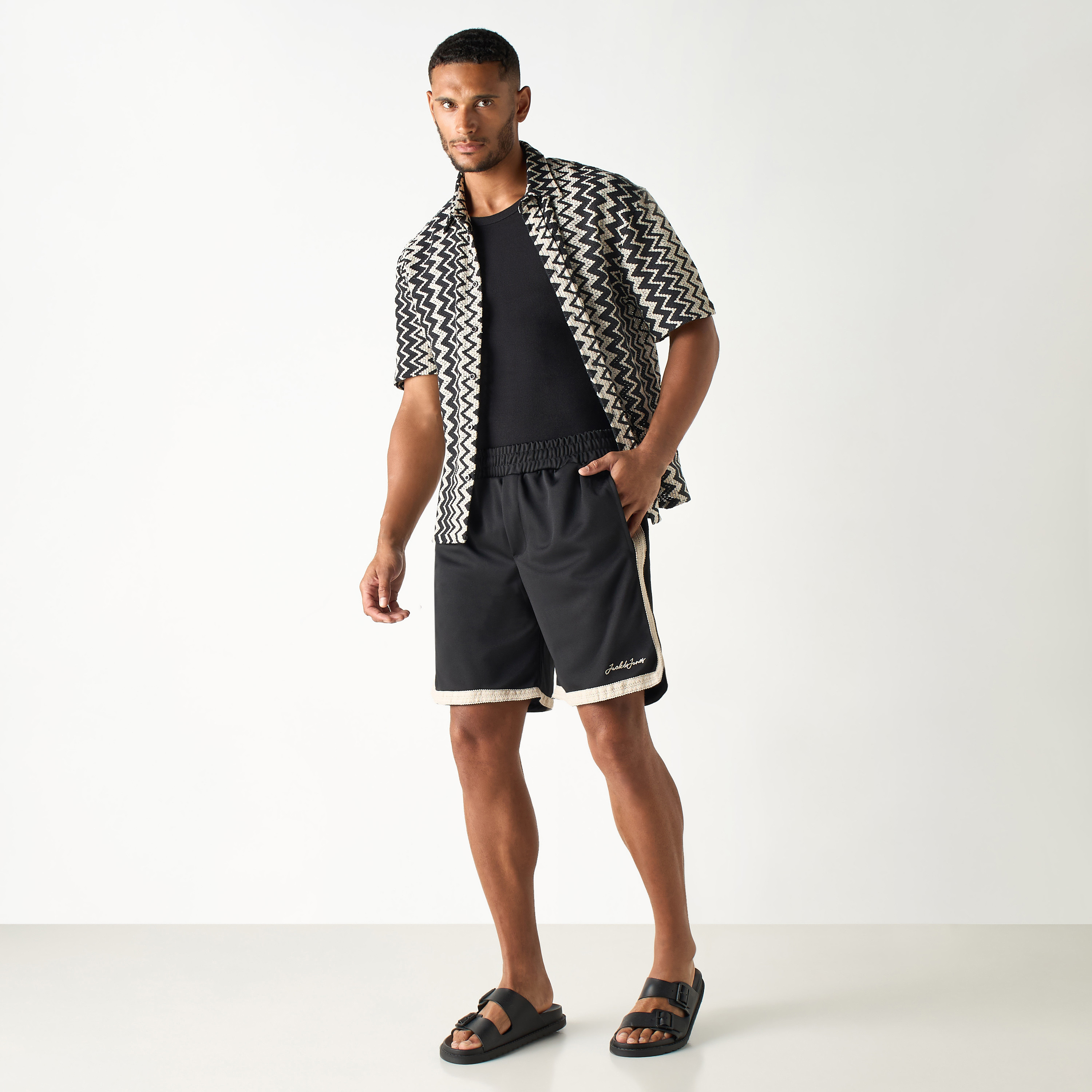 شورت متوسط الارتفاع بحزام مطاطي من جاك آند جونز-men-clothing-bottoms-shorts-image-2