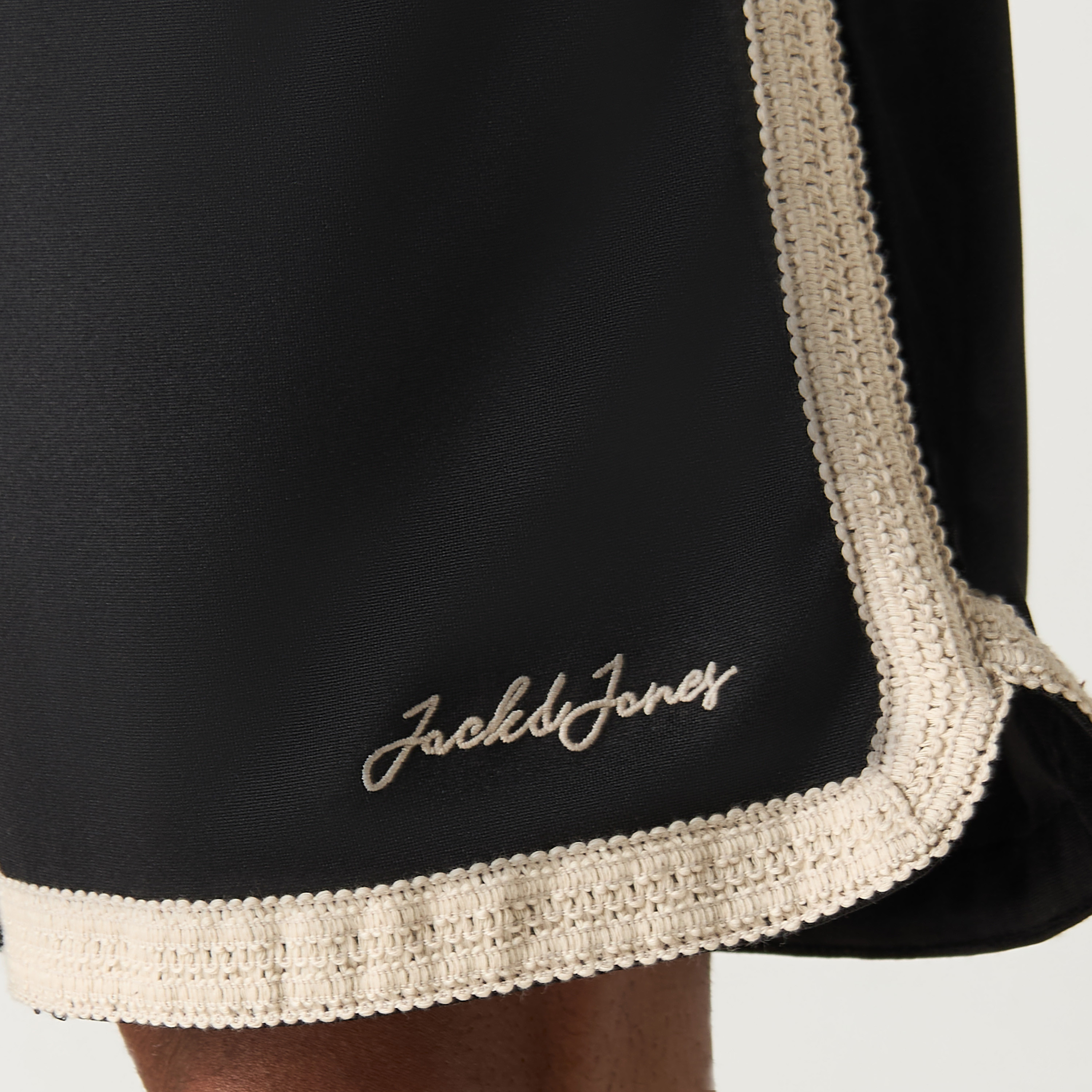 شورت متوسط الارتفاع بحزام مطاطي من جاك آند جونز-men-clothing-bottoms-shorts-image-4