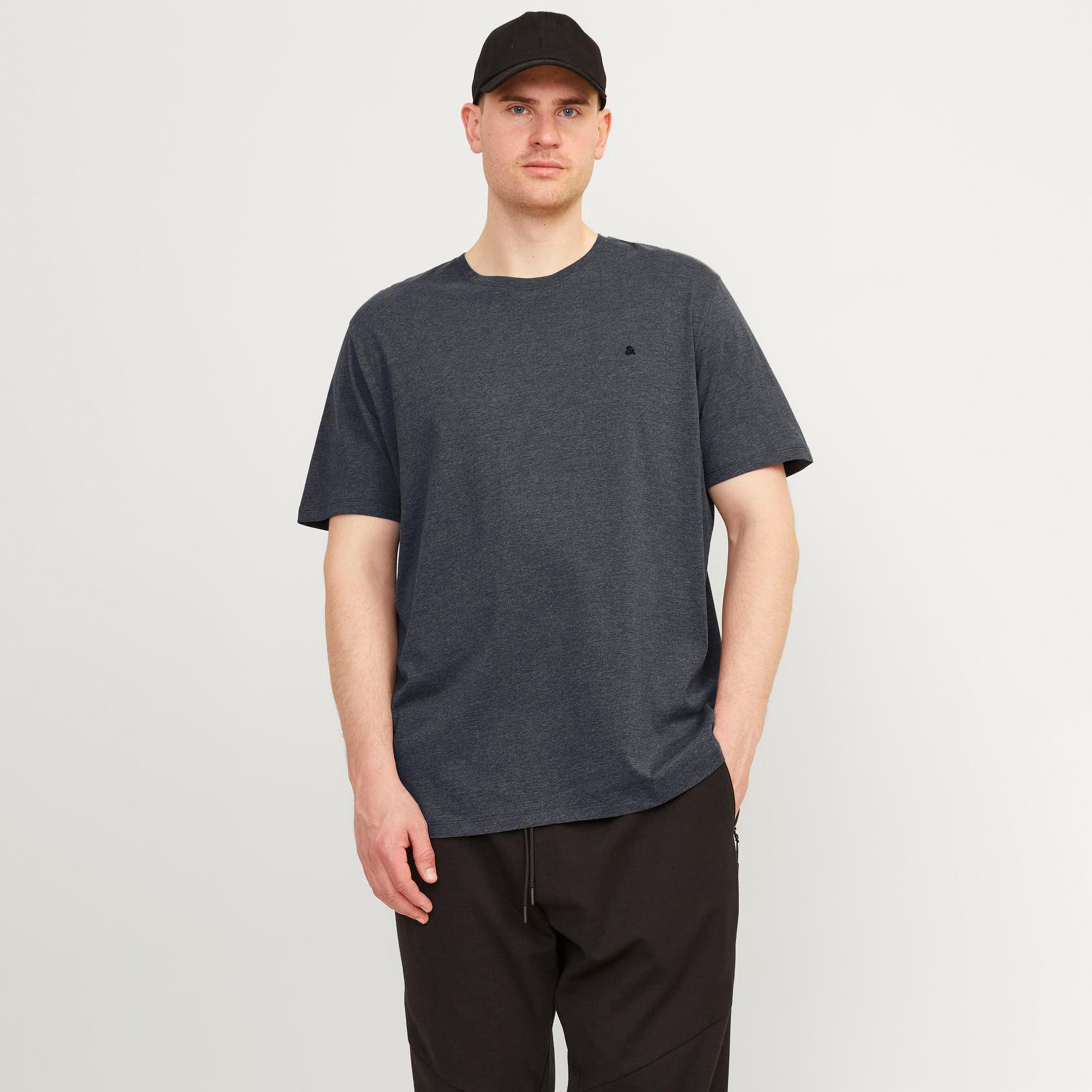 تي شيرت رجالي بأكمام قصيرة وياقة دائرية وشعار مطرز من جاك اند جونز، مقاس كبير-men-clothing-tshirtsandpolos-tshirts-image-1